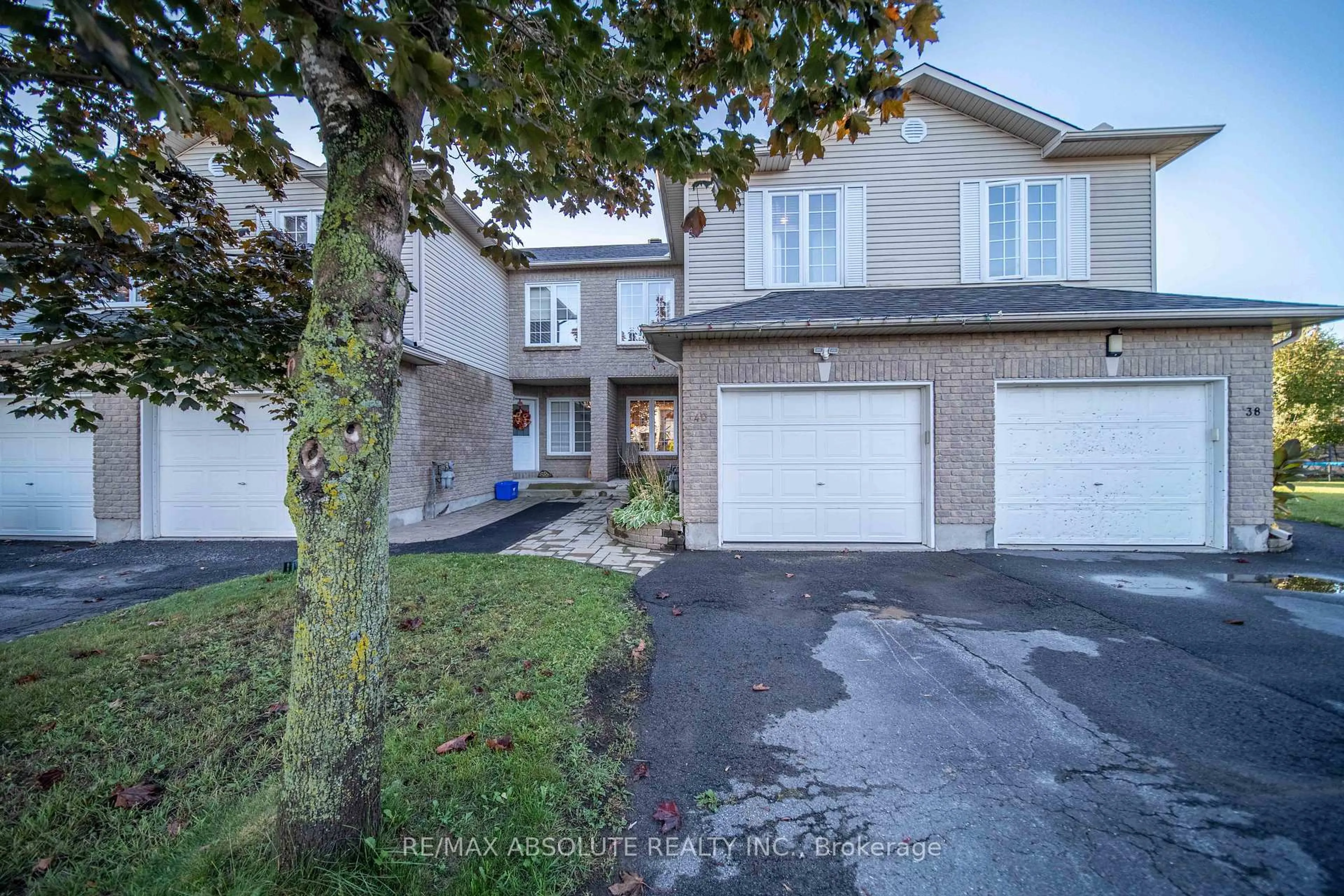 A pic from outside/outdoor area/front of a property/back of a property/a pic from drone, street for 40 Roger Cres, Casselman Ontario K0A 1M0