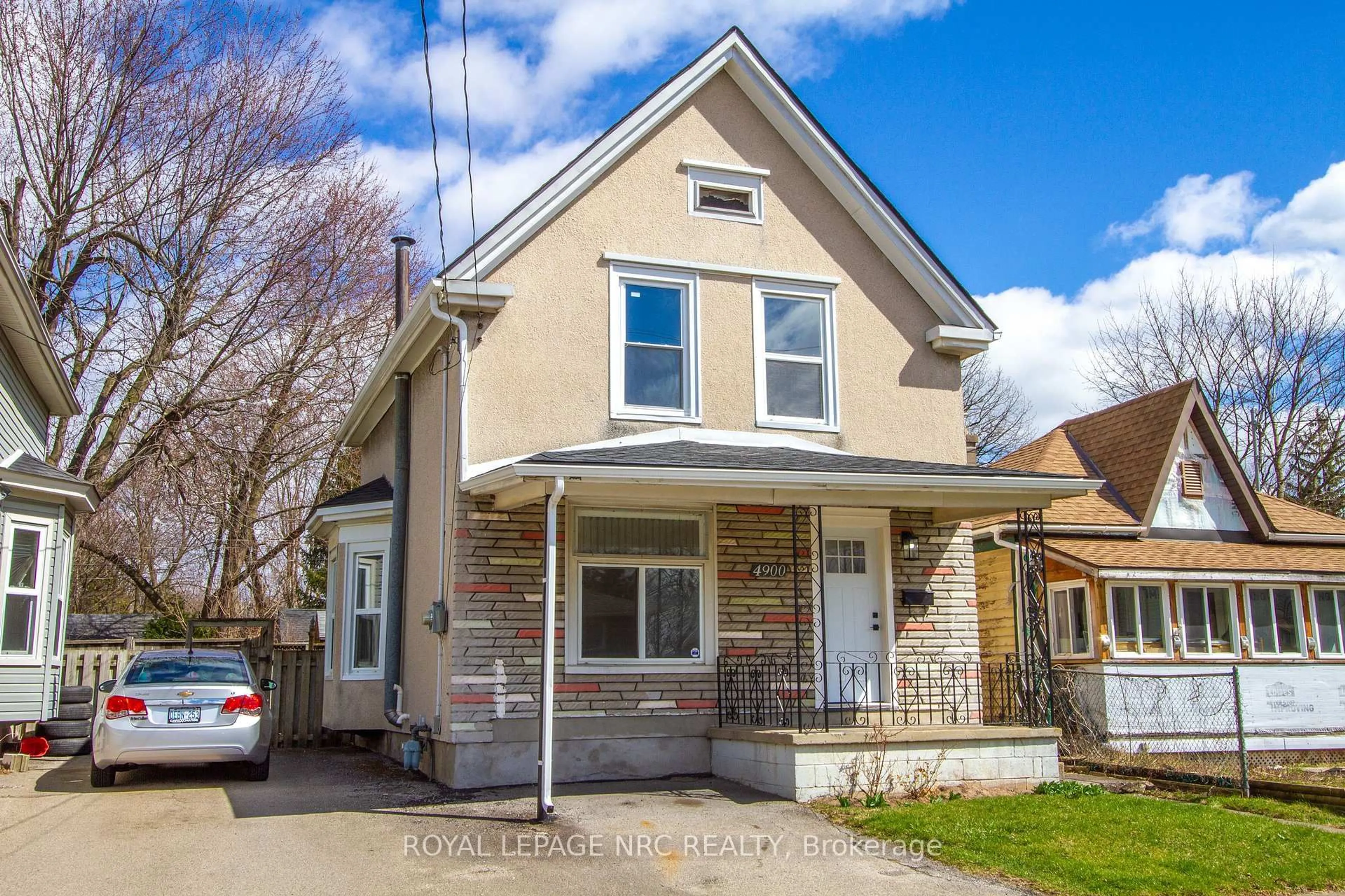 Home with brick exterior material, street for 4900 St Clair Ave, Niagara Falls Ontario L2E 3T6