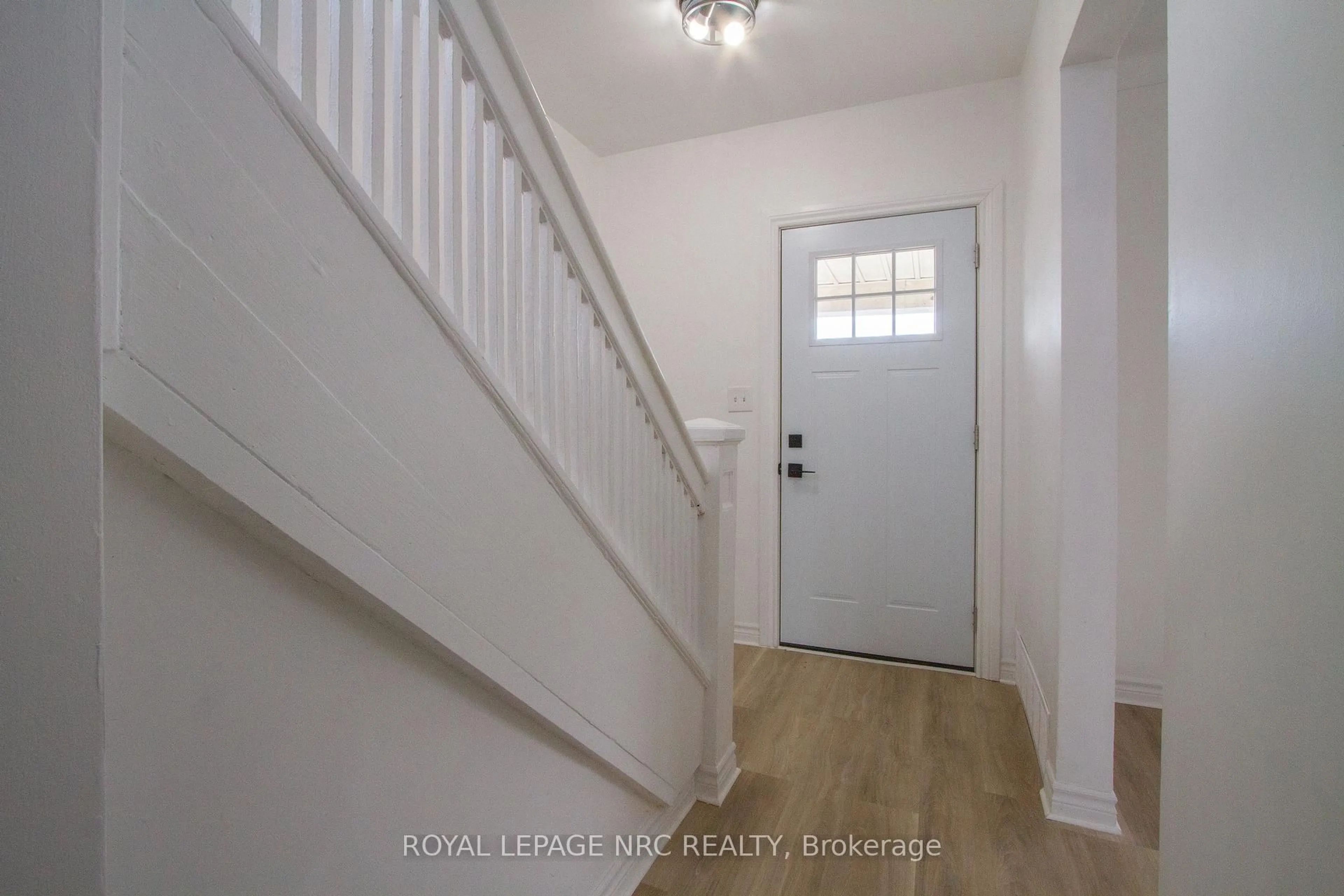 Indoor entryway for 4900 St Clair Ave, Niagara Falls Ontario L2E 3T6