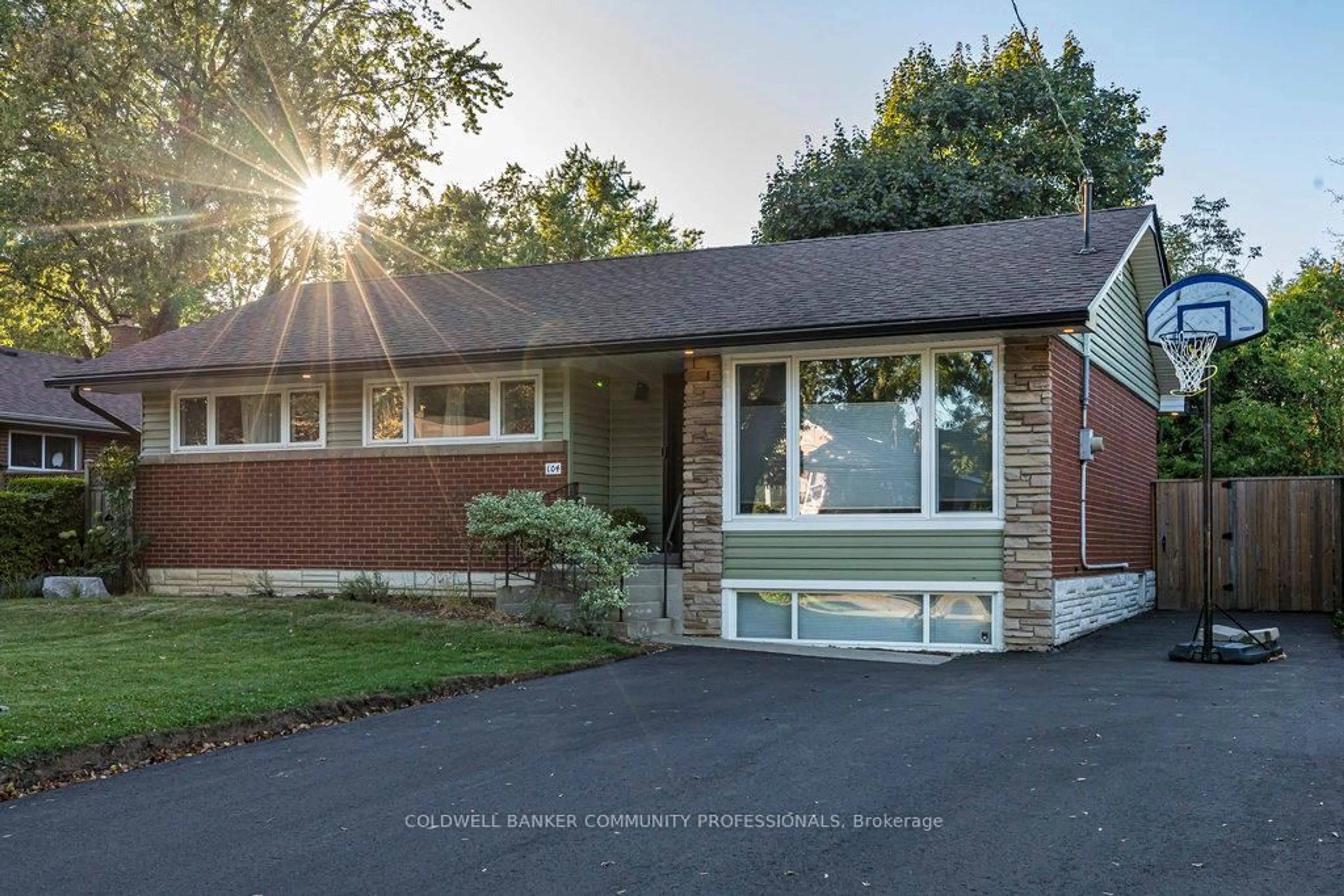 Home with vinyl exterior material, street for 104 West 33rd St, Hamilton Ontario L9C 5J1