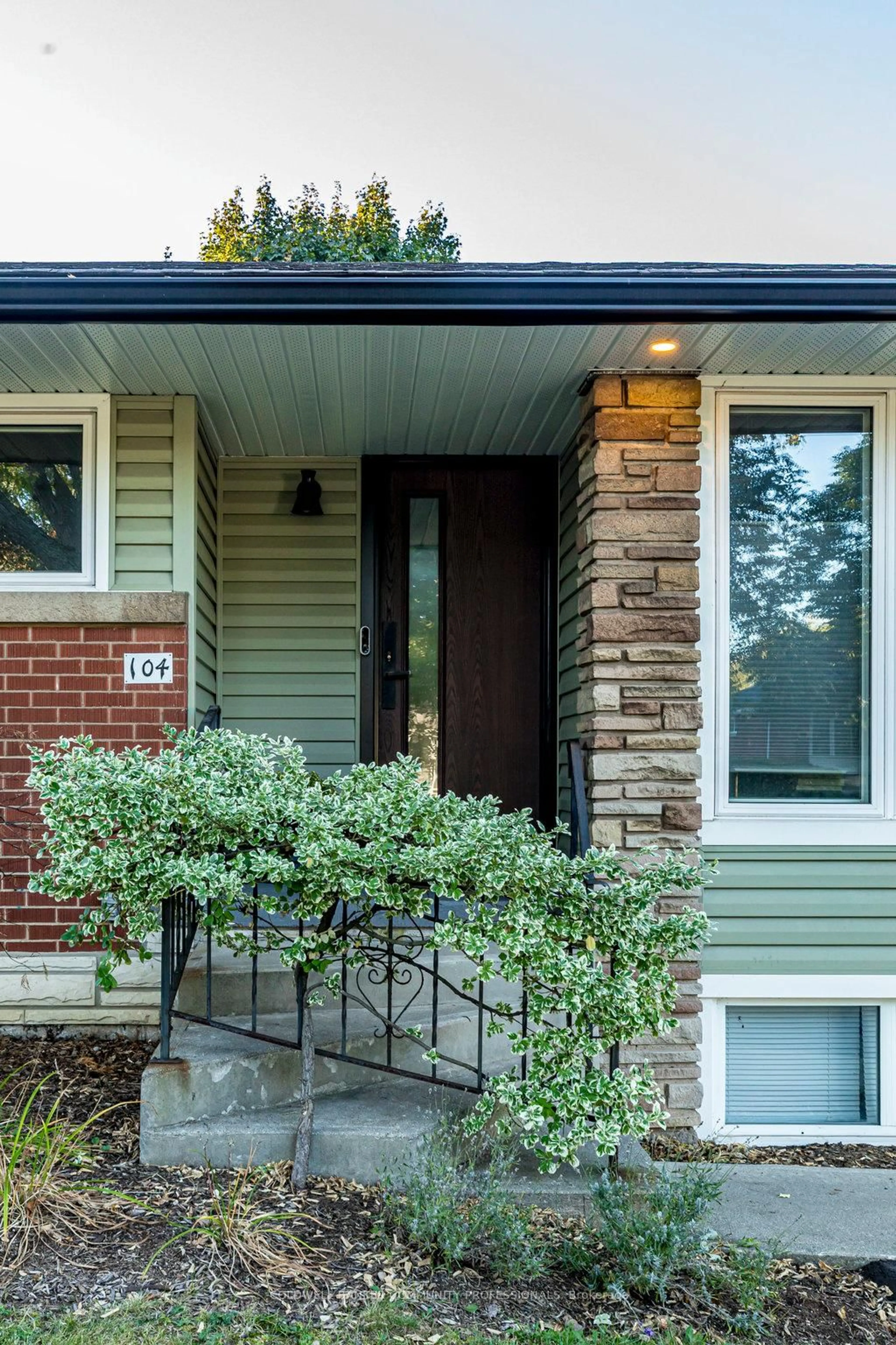 Home with brick exterior material, street for 104 West 33rd St, Hamilton Ontario L9C 5J1