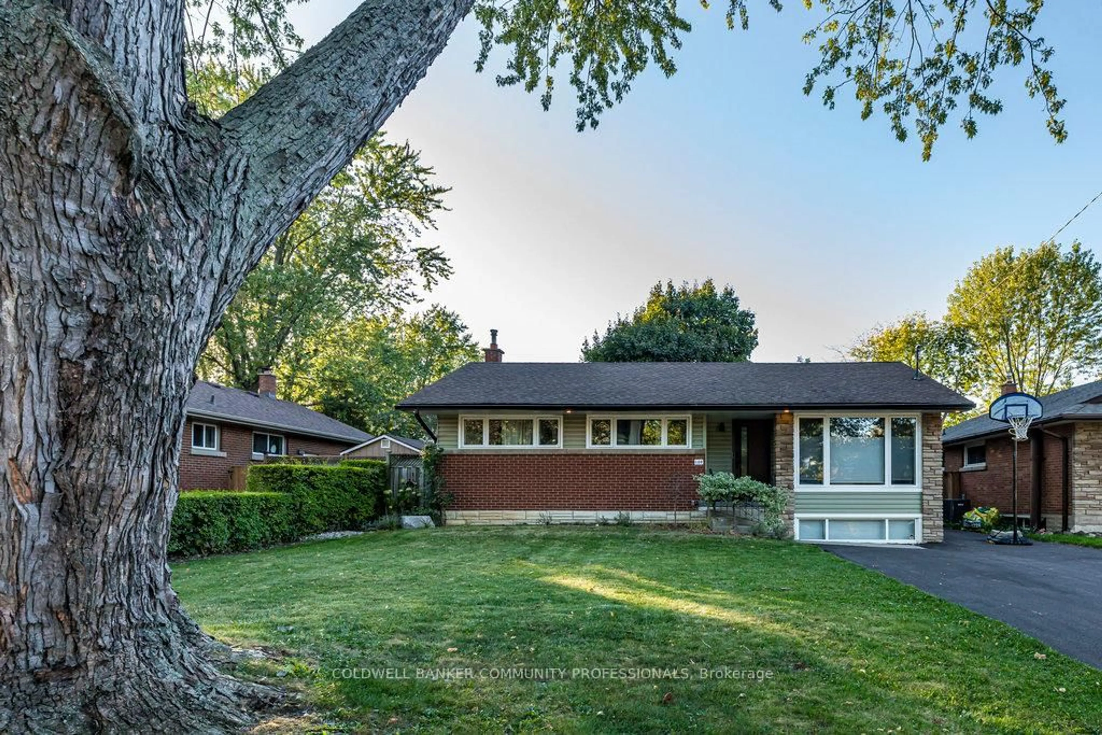 Home with brick exterior material, unknown for 104 West 33rd St, Hamilton Ontario L9C 5J1