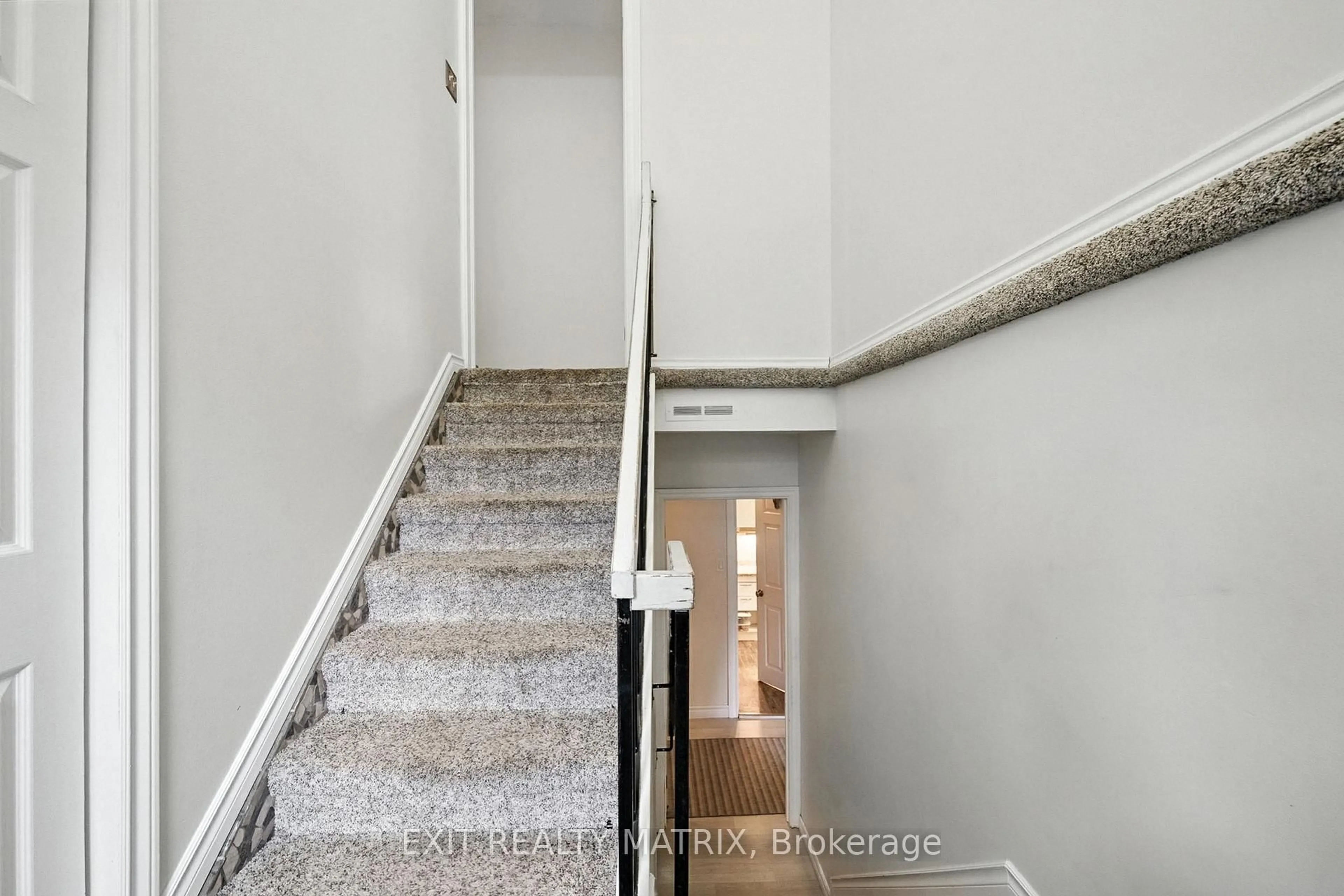 Stairs for 3333 WHITE SPRUCE St, Osgoode Ontario K0A 2W0