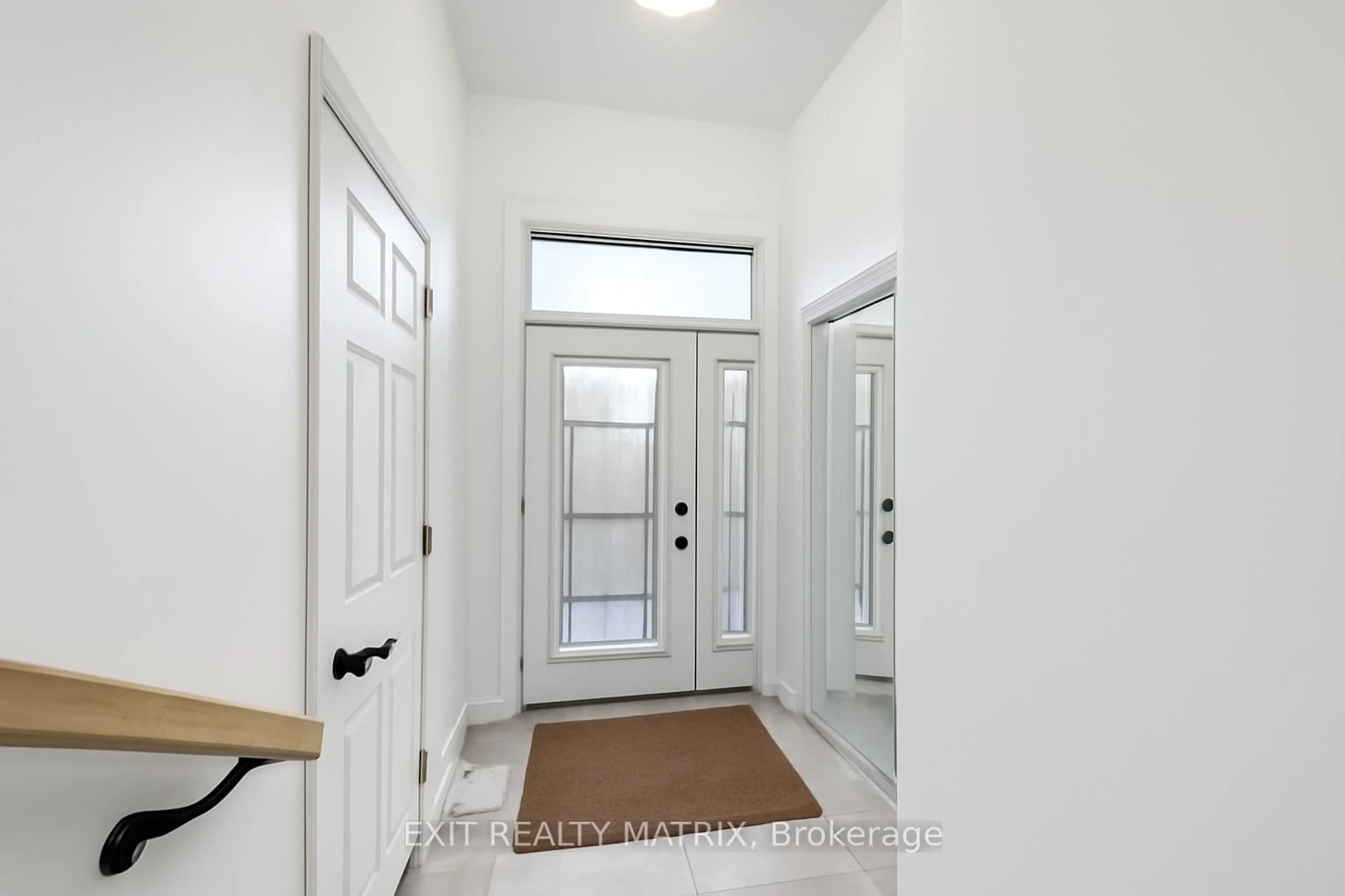 Indoor entryway for 956 COLOGNE St, Russell Ontario K0A 1W0