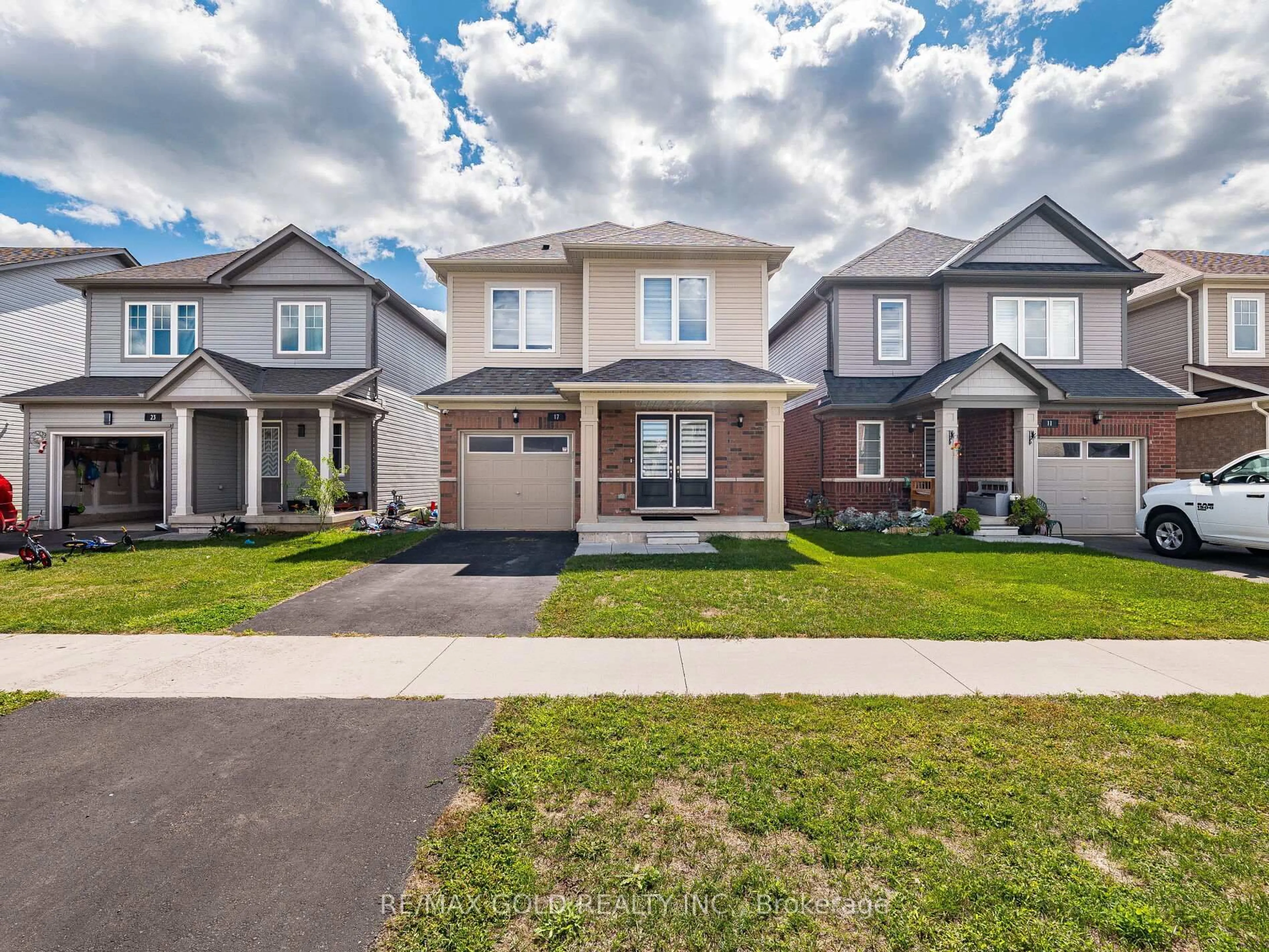 Home with brick exterior material, street for 17 Cottonwood Cres, Welland Ontario L3B 0J3