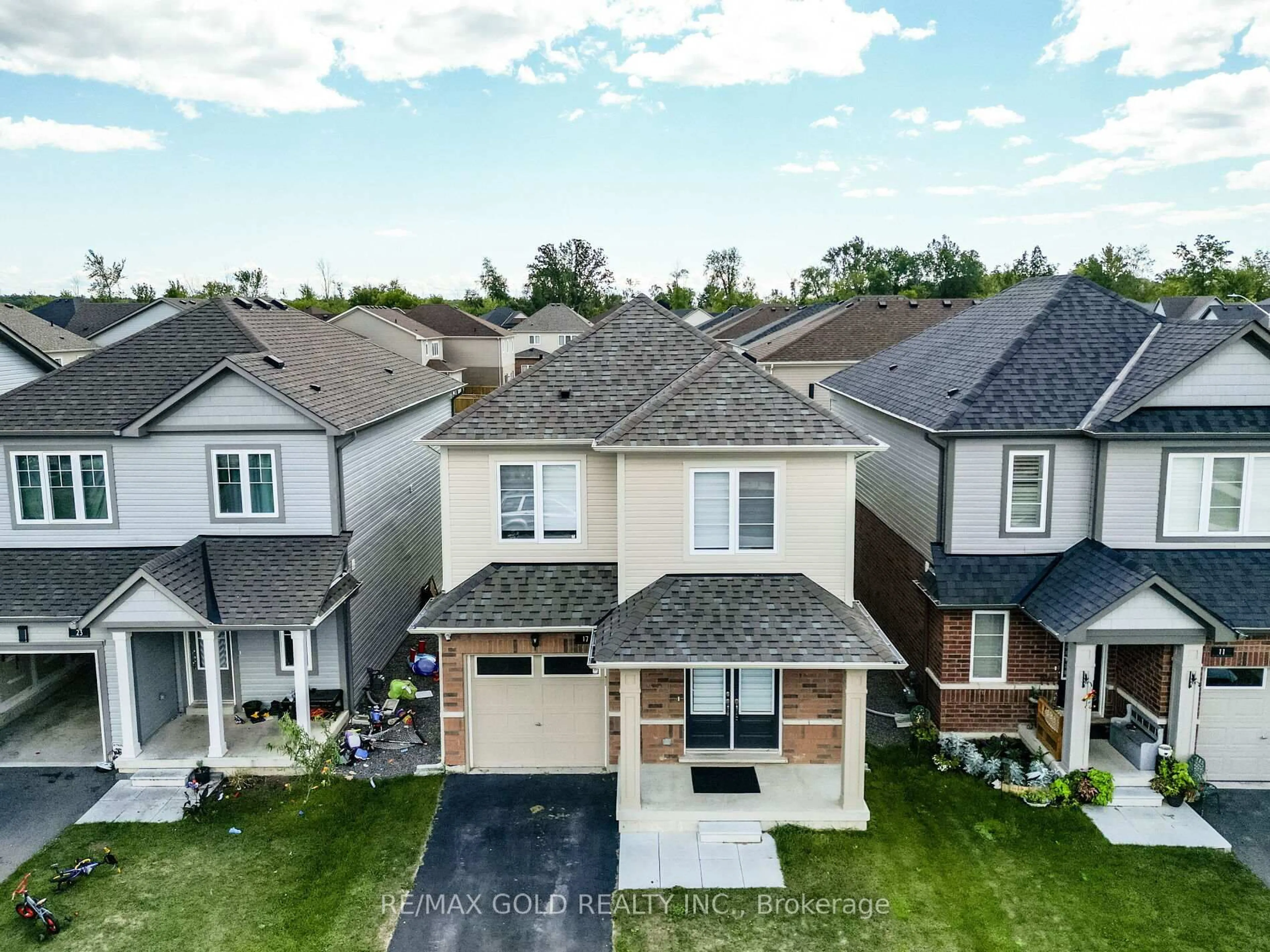 A pic from outside/outdoor area/front of a property/back of a property/a pic from drone, street for 17 Cottonwood Cres, Welland Ontario L3B 0J3