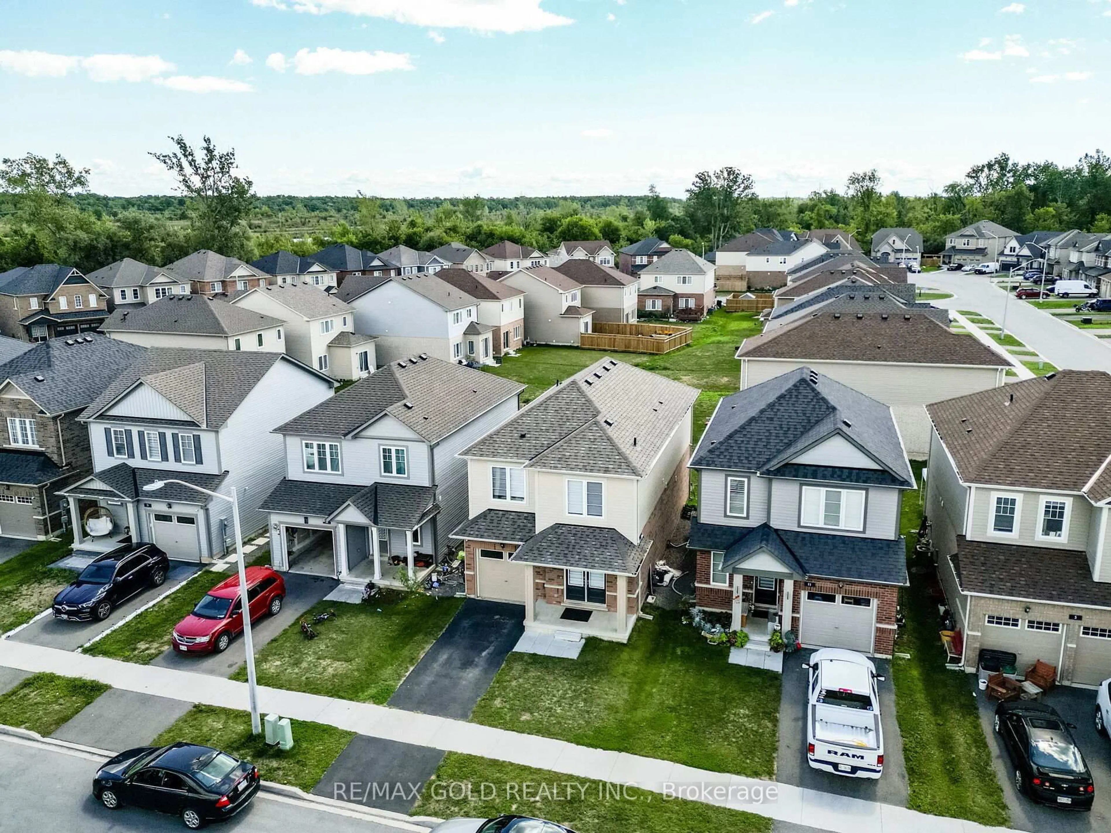 A pic from outside/outdoor area/front of a property/back of a property/a pic from drone, street for 17 Cottonwood Cres, Welland Ontario L3B 0J3