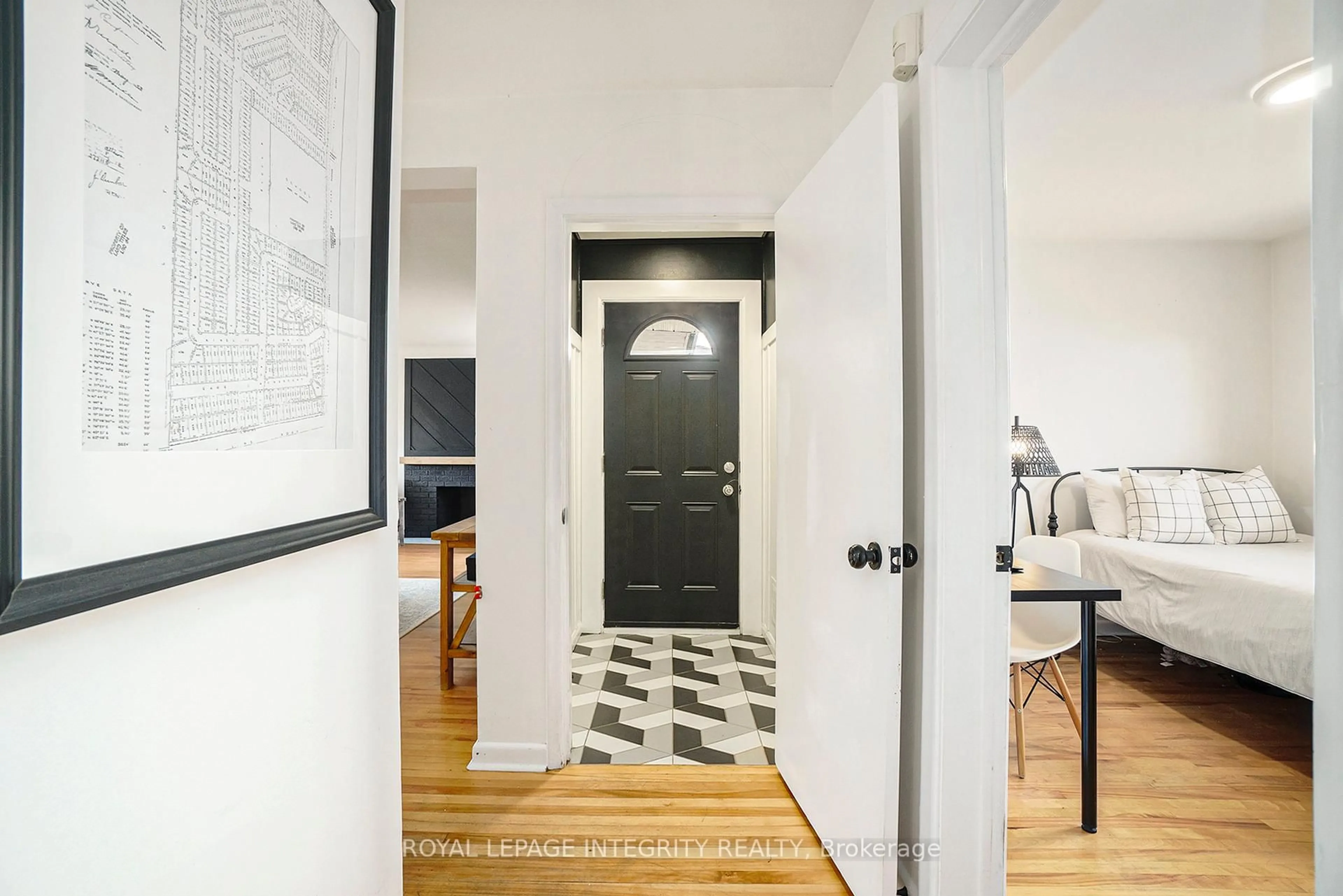 Indoor entryway for 1317 Ferguson St, Ottawa Ontario K2C 2K5