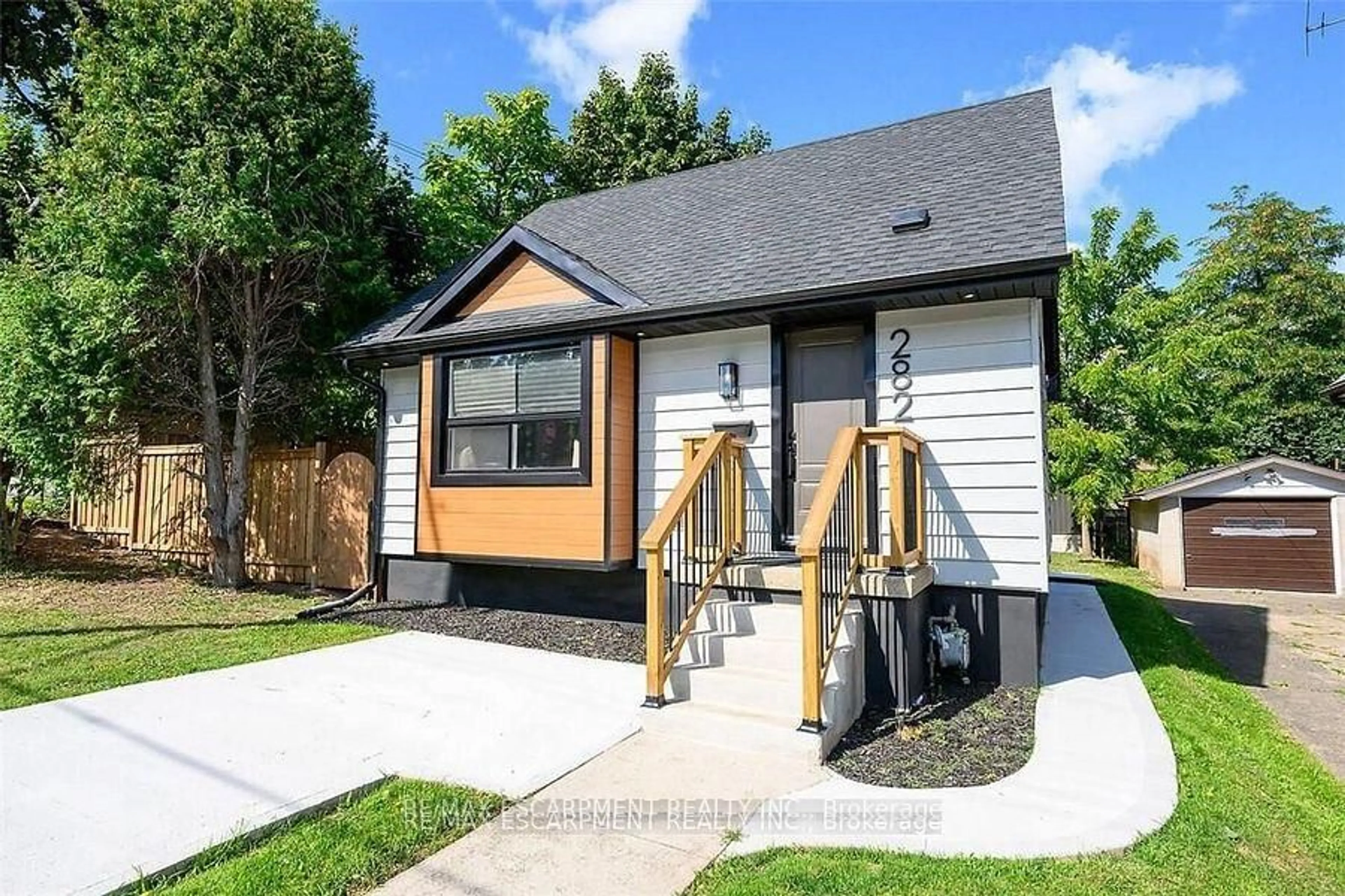Home with vinyl exterior material, street for 282 Ottawa St, Hamilton Ontario L8K 2G1