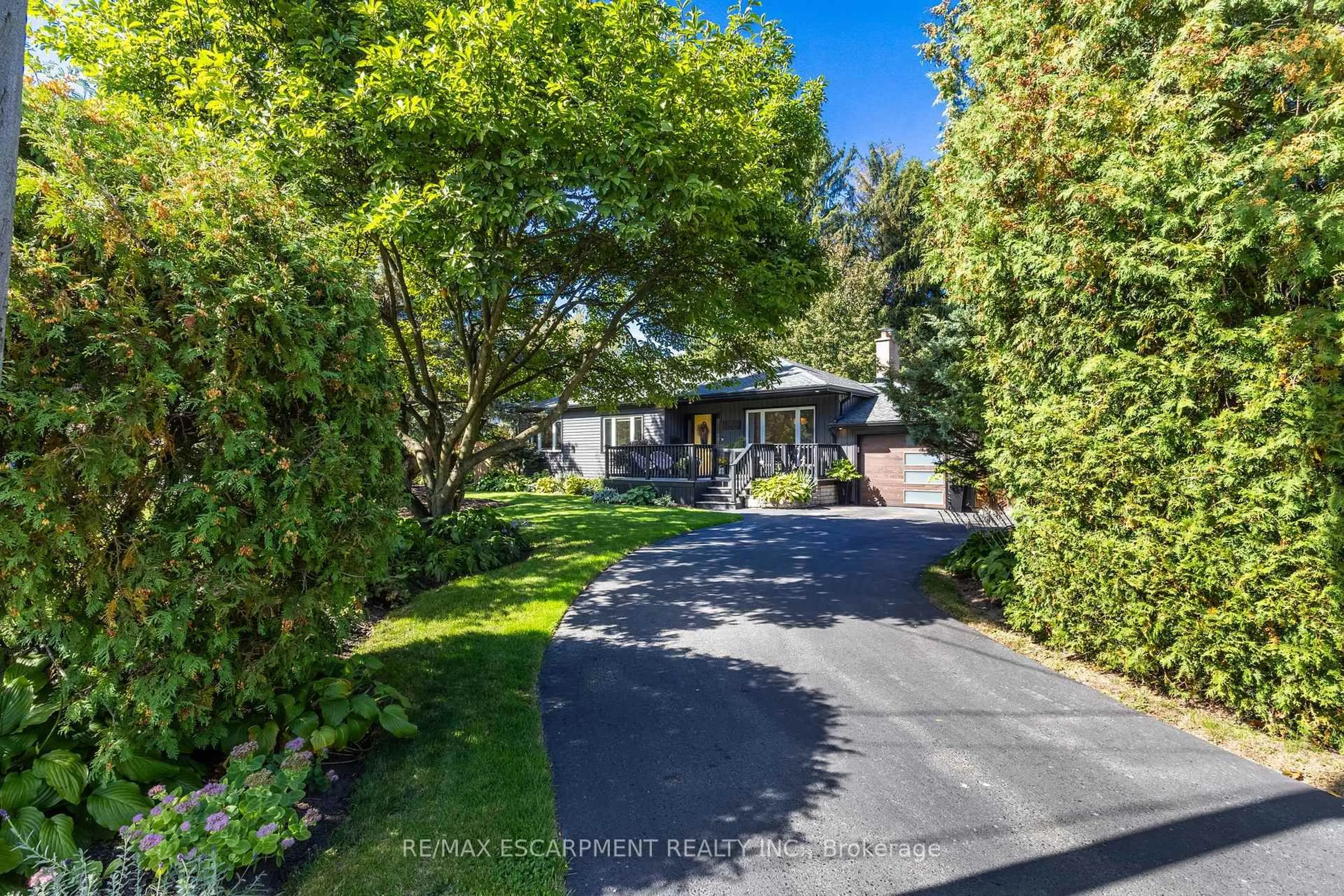 A pic from outside/outdoor area/front of a property/back of a property/a pic from drone, street for 105 Carrington Crt, Hamilton Ontario L9G 1R2