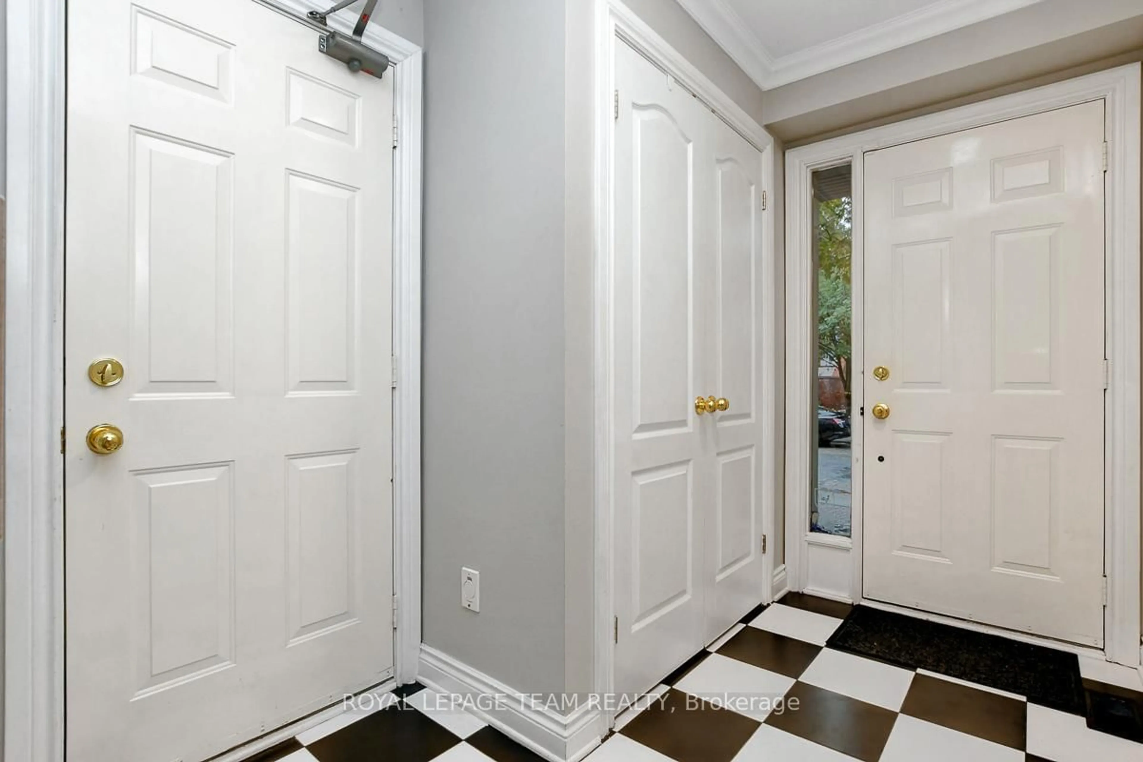 Indoor entryway for 142 Mcgillivray St #A, Ottawa Ontario K1S 1K6