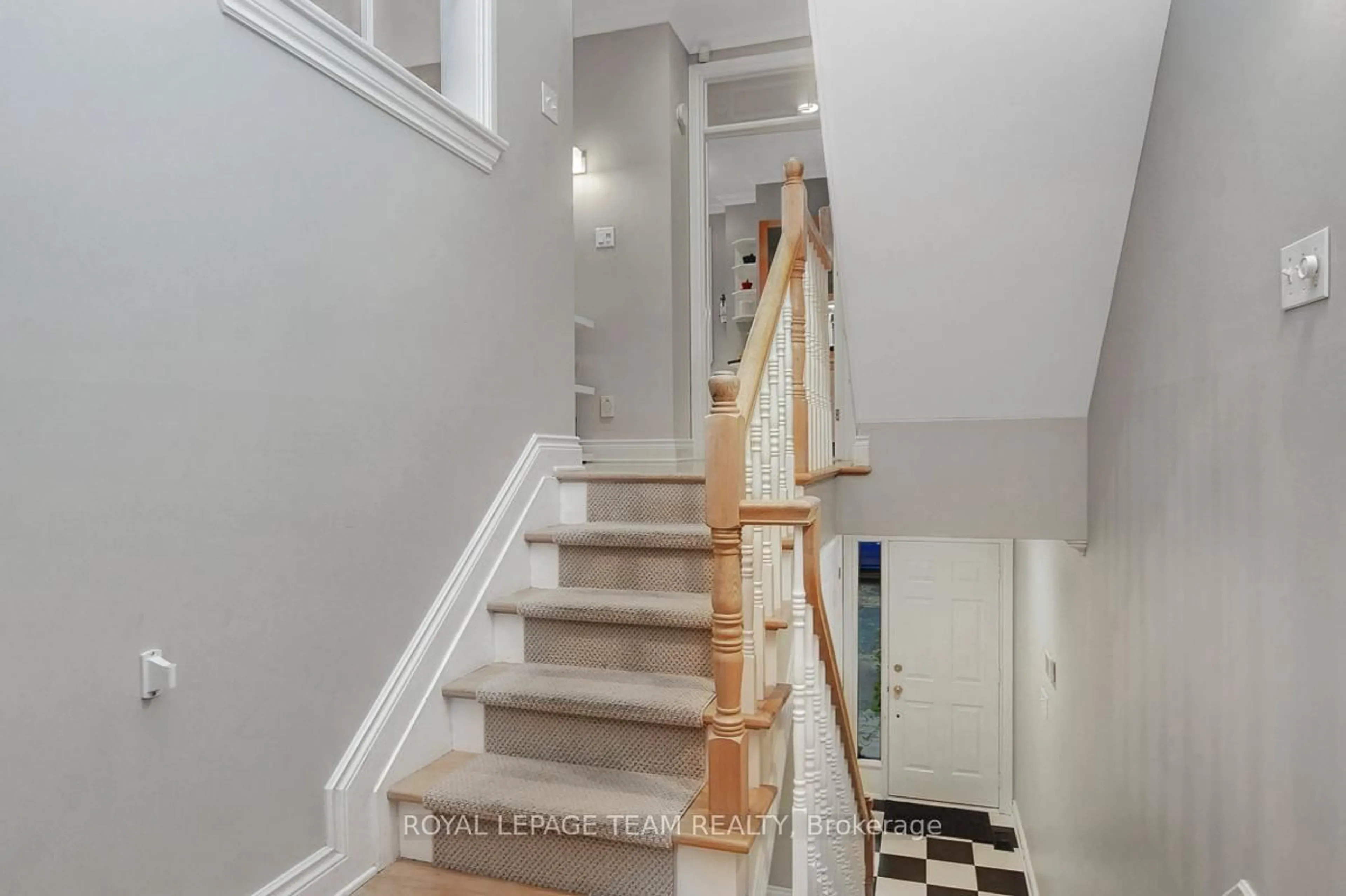 Stairs for 142 Mcgillivray St #A, Ottawa Ontario K1S 1K6