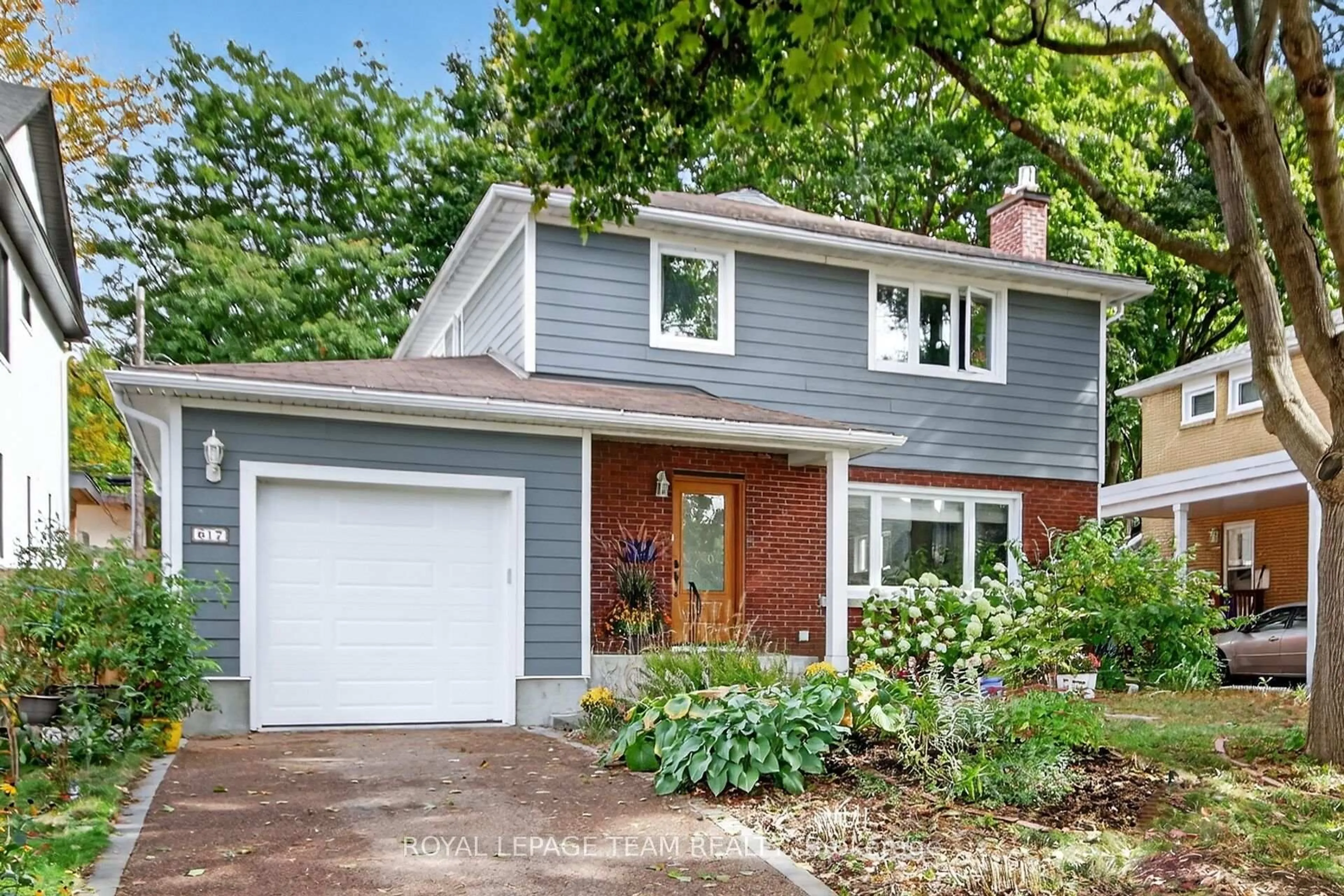 Home with vinyl exterior material, street for 617 Mansfield Ave, Ottawa Ontario K2A 2T3