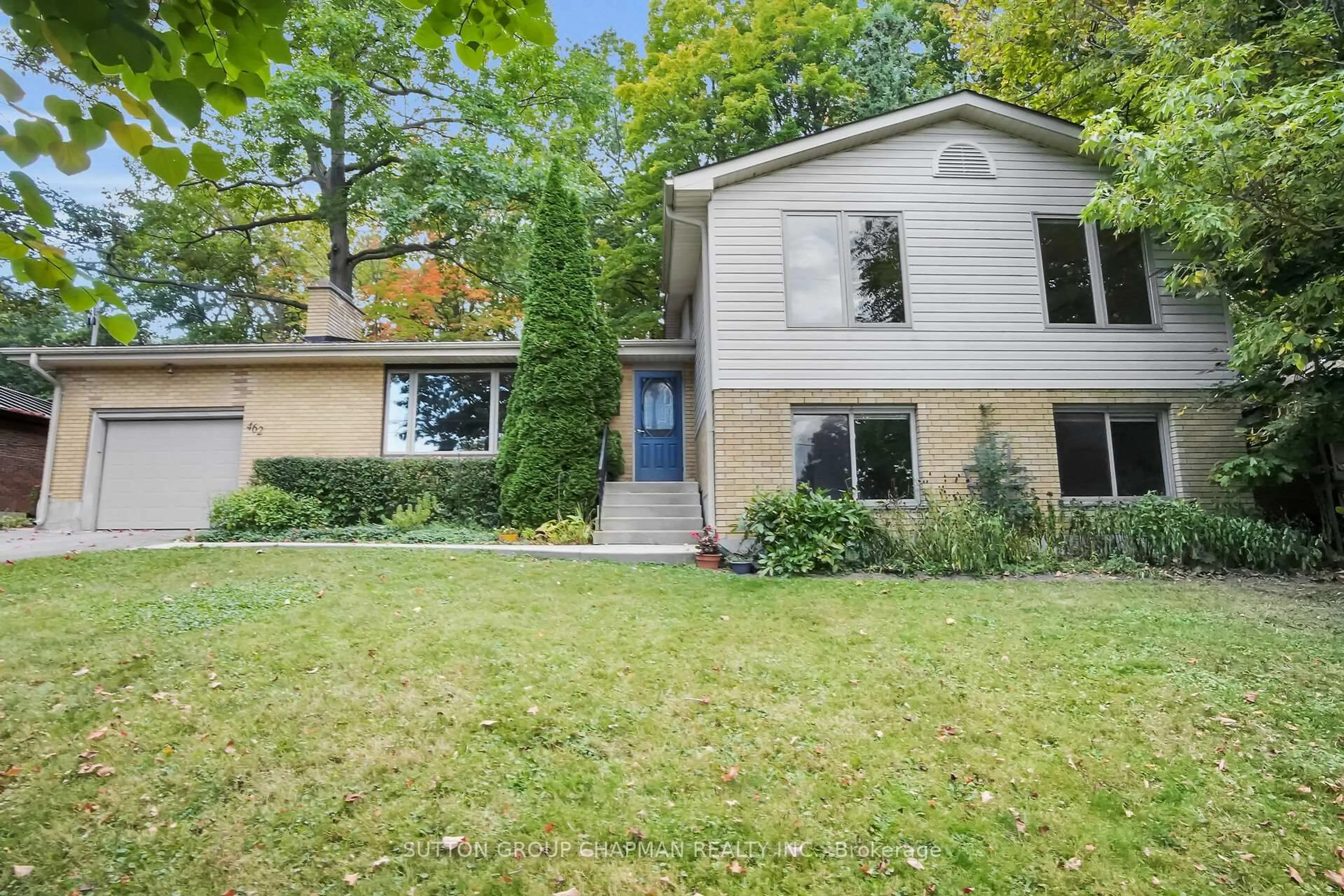 Home with vinyl exterior material, street for 462 Oak Park Dr, London North Ontario N6H 3N4
