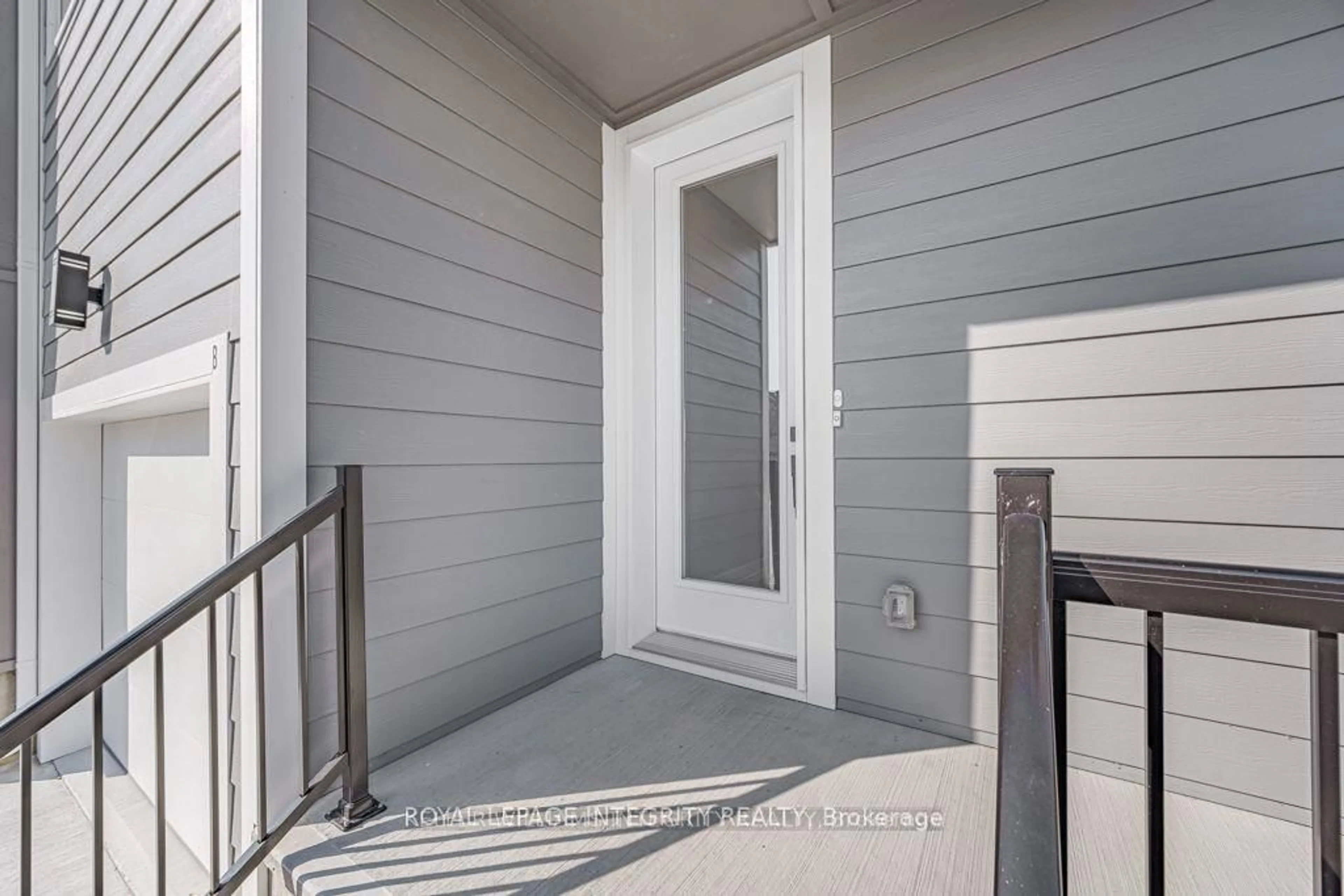Indoor entryway for 875 CONTOUR St #A, Ottawa Ontario K1W 0G6
