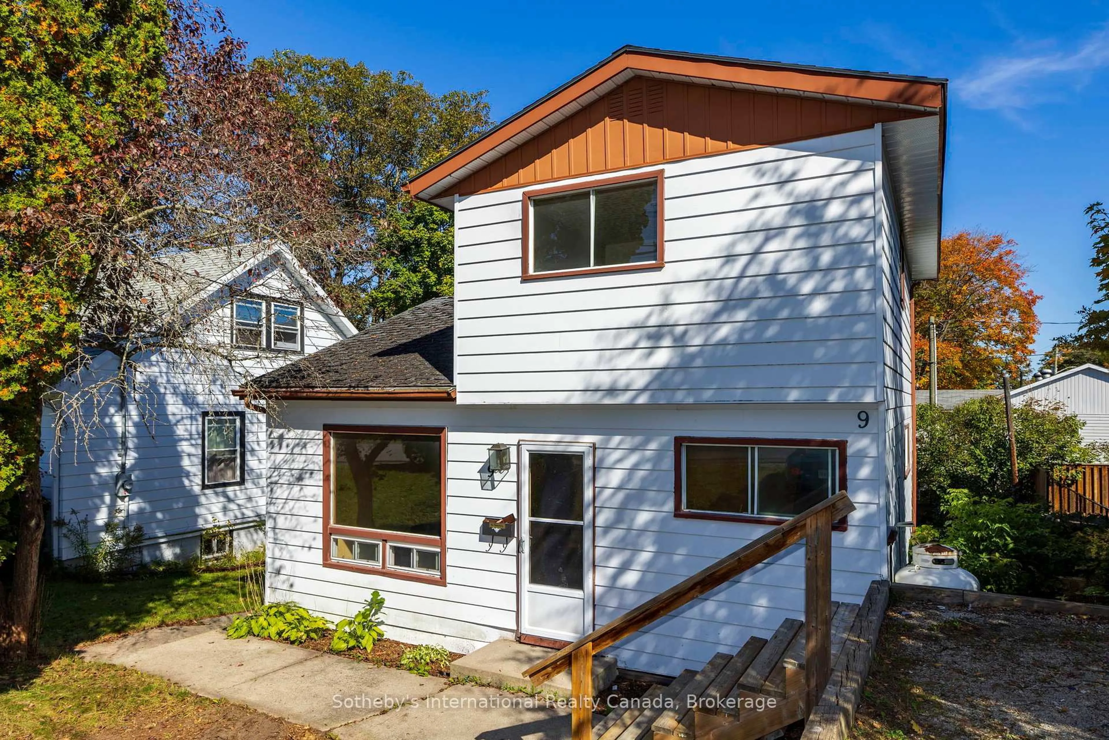 Home with vinyl exterior material, street for 9 Summitt Ave, Parry Sound Ontario P2A 2J4