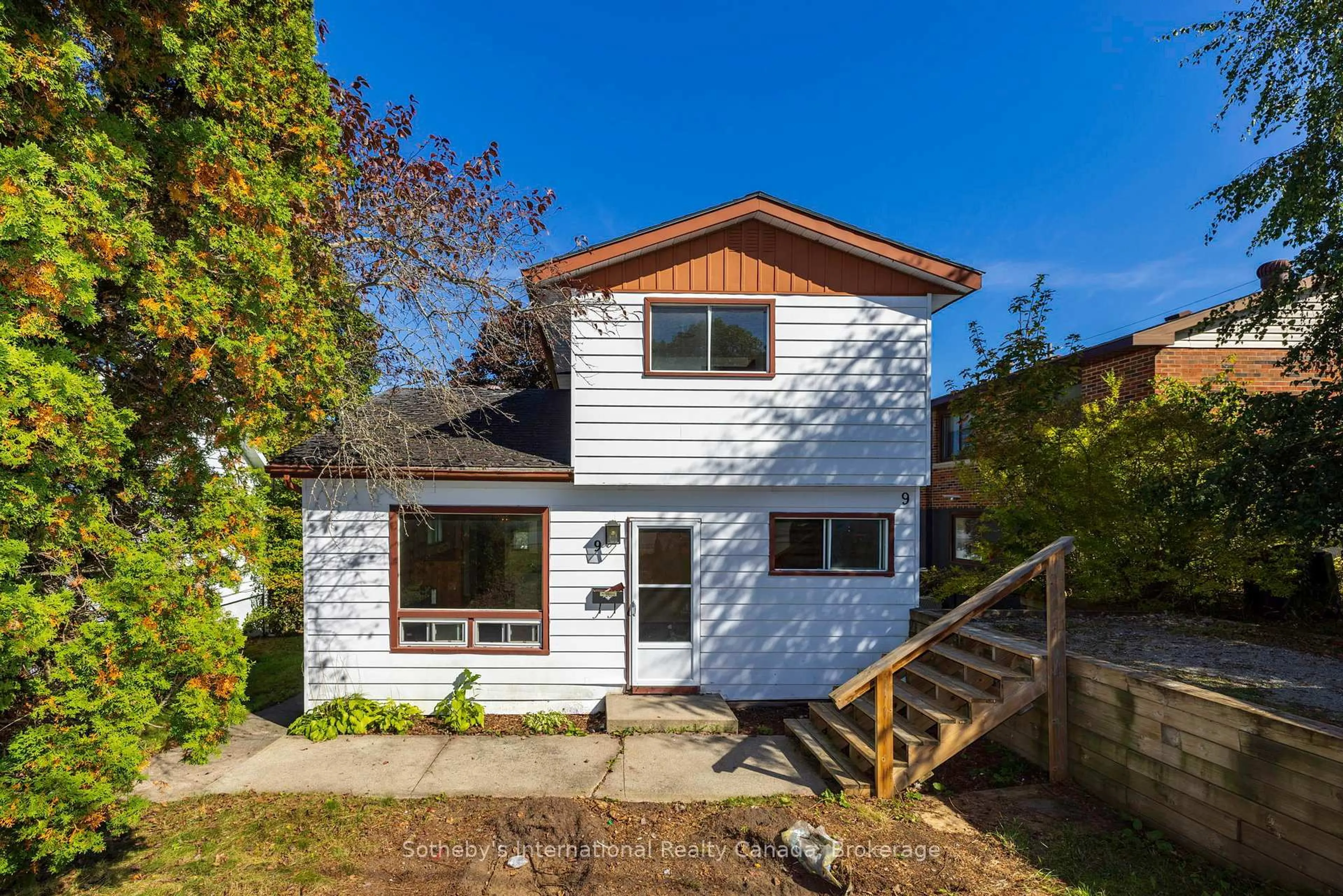 Home with vinyl exterior material, street for 9 Summitt Ave, Parry Sound Ontario P2A 2J4