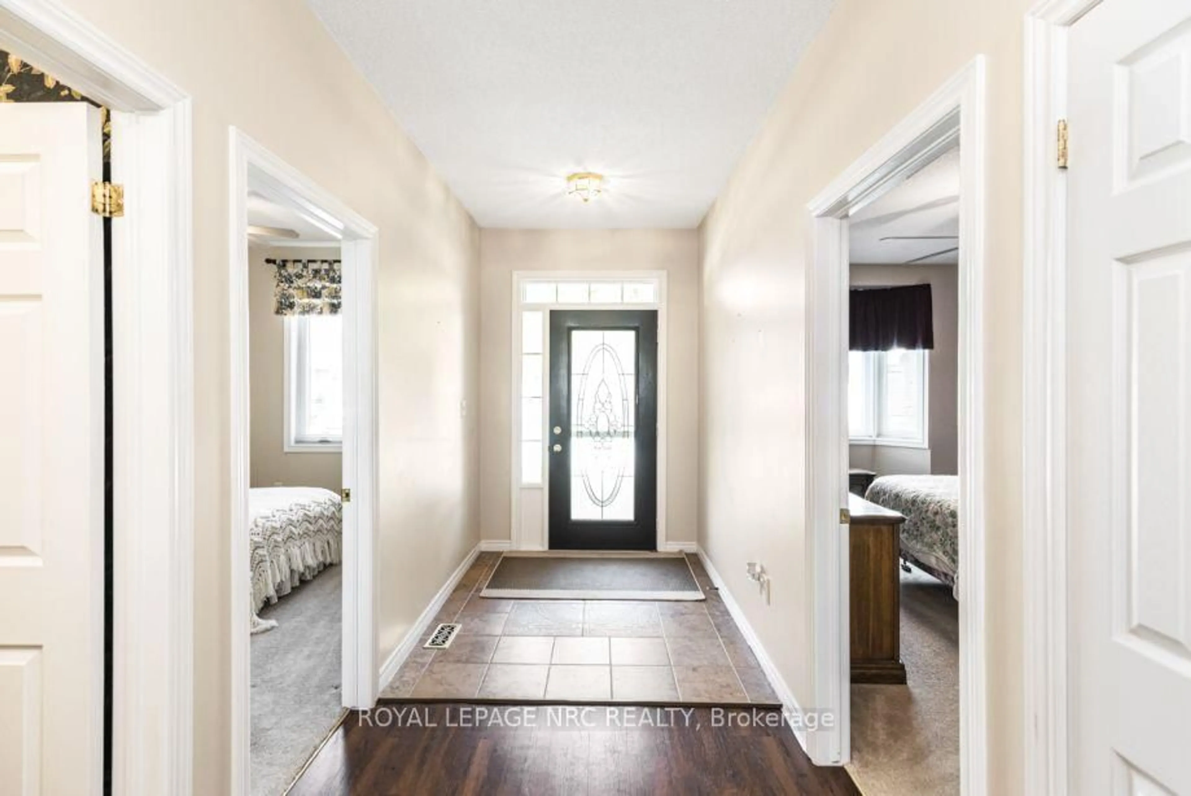 Indoor entryway for 105 Northernbreeze St, Hamilton Ontario L0R 1W0