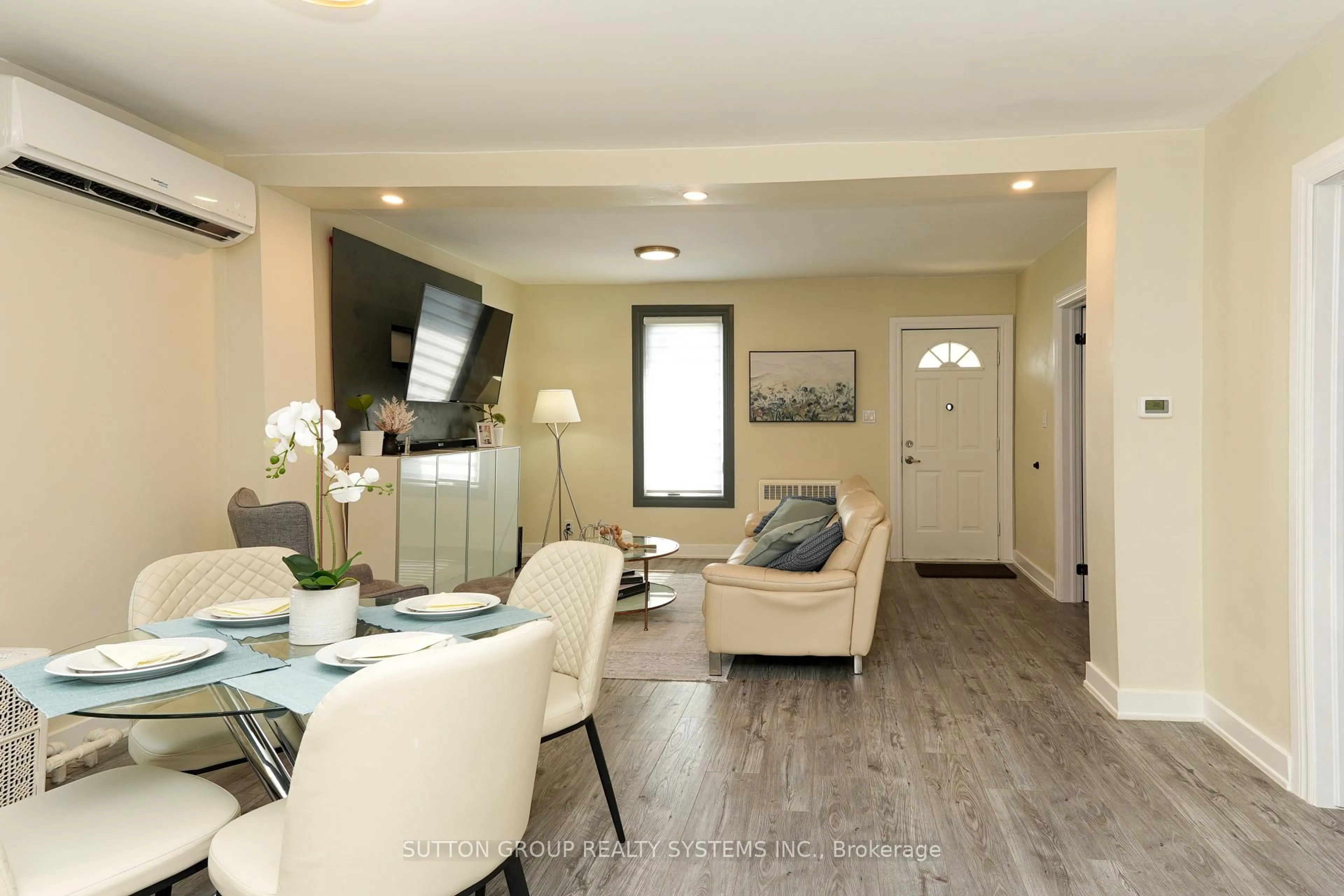 Living room with furniture, unknown for 39 Norfolk Ave, Cambridge Ontario N1R 3T7