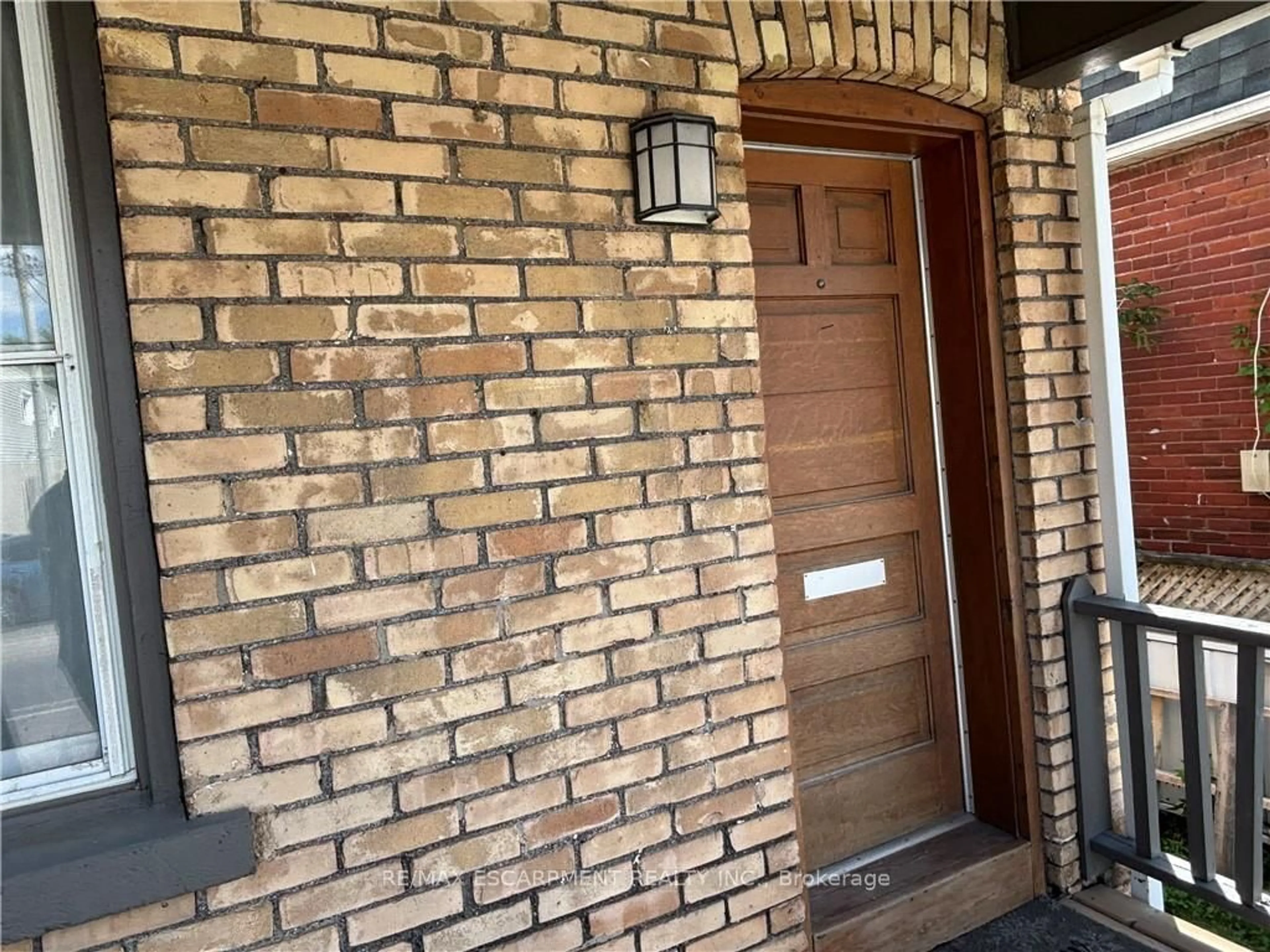 Home with brick exterior material, street for 463 East Main St, Welland Ontario L3B 3X7