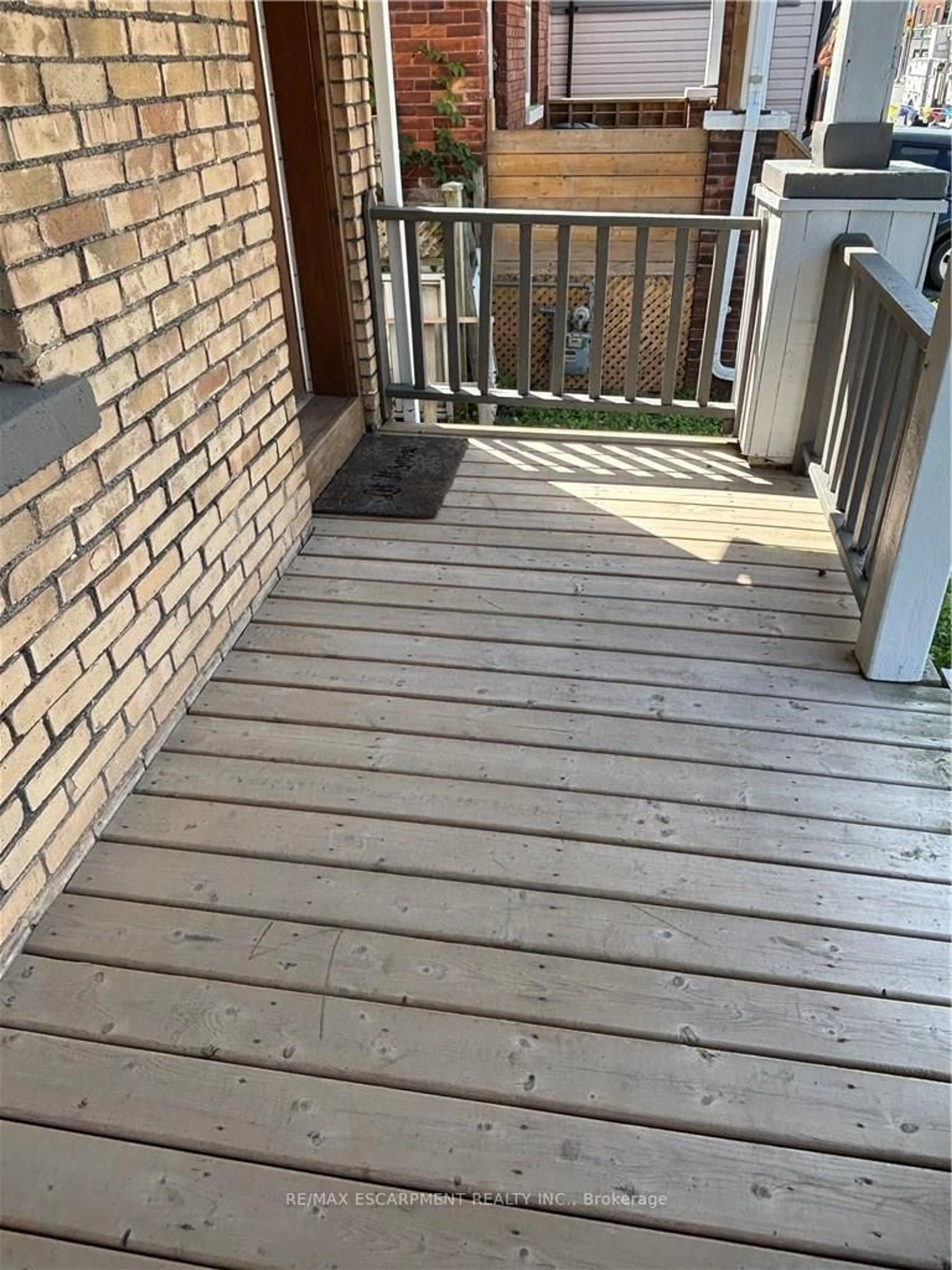 Patio, street for 463 East Main St, Welland Ontario L3B 3X7