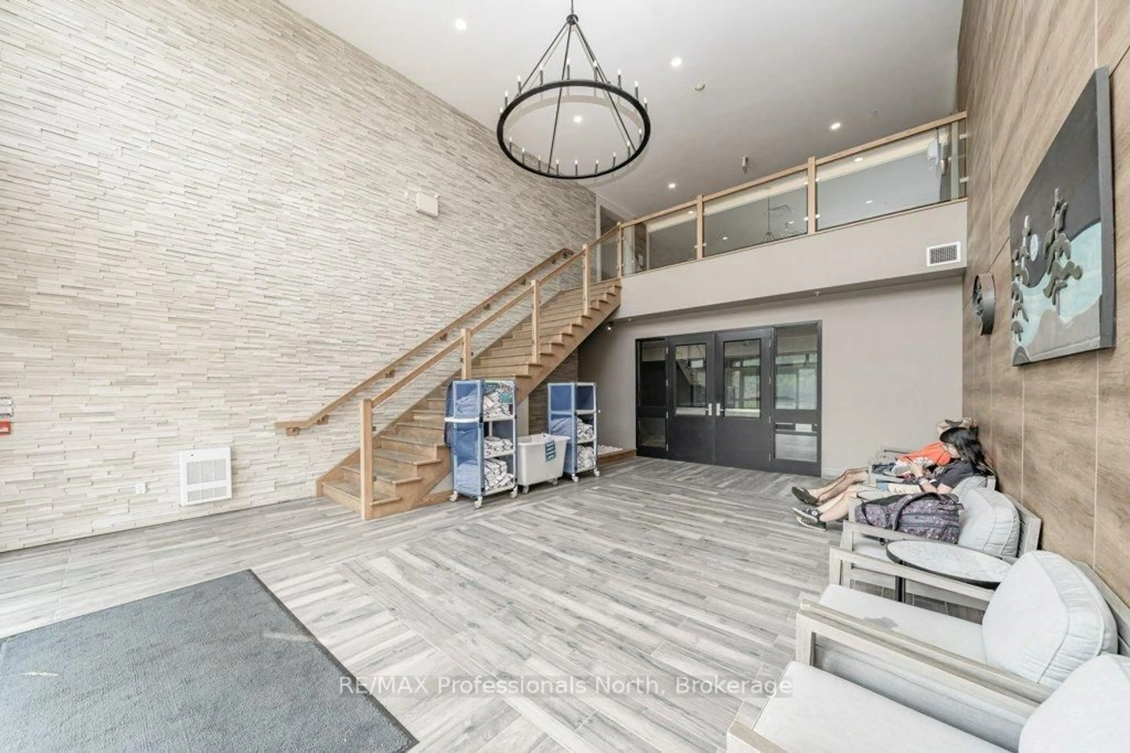 Indoor foyer for 25 Pen Lake Point Rd #100, Huntsville Ontario P1H 1A9