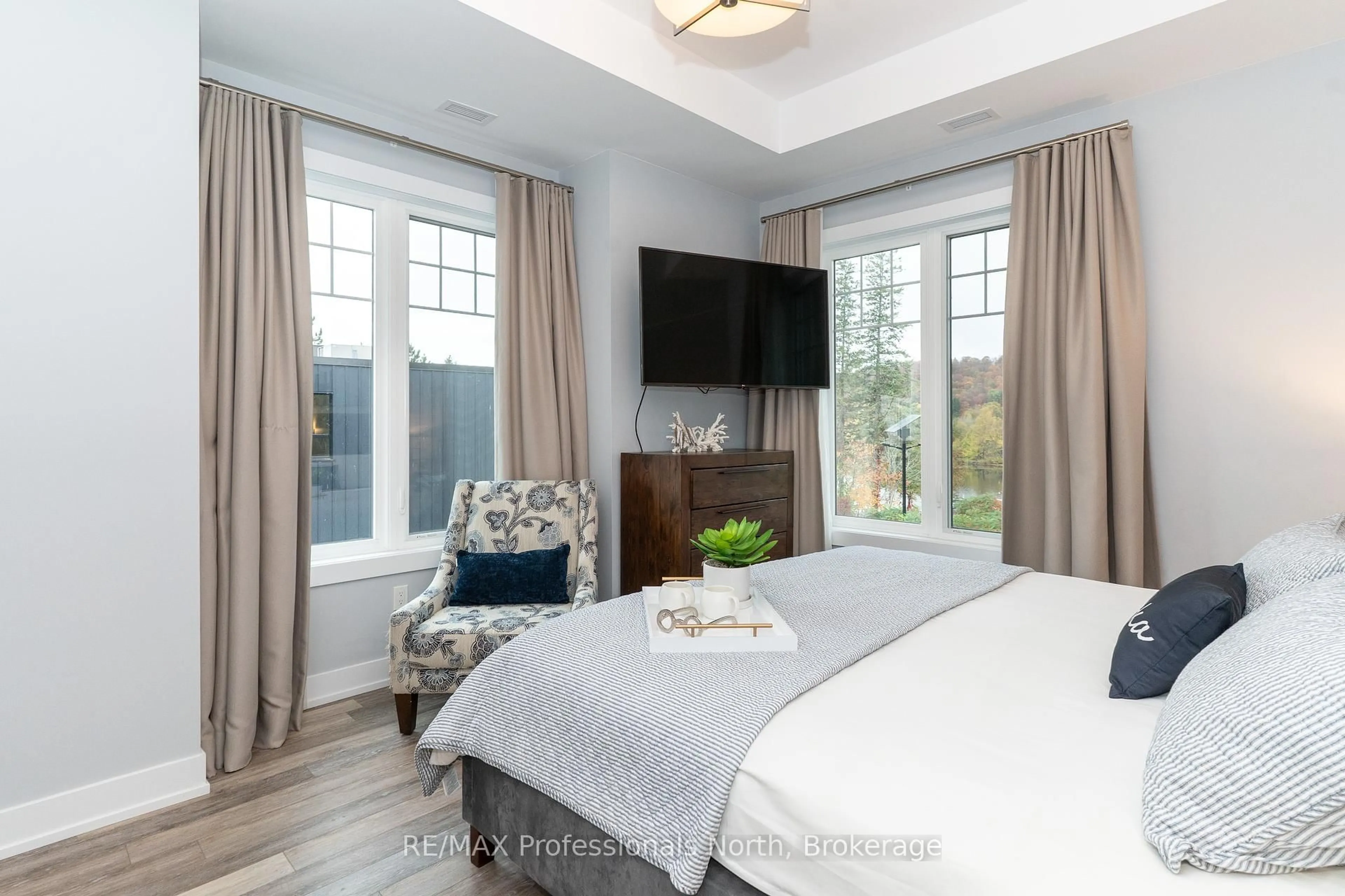 A pic of a room for 25 Pen Lake Point Rd #100, Huntsville Ontario P1H 1A9