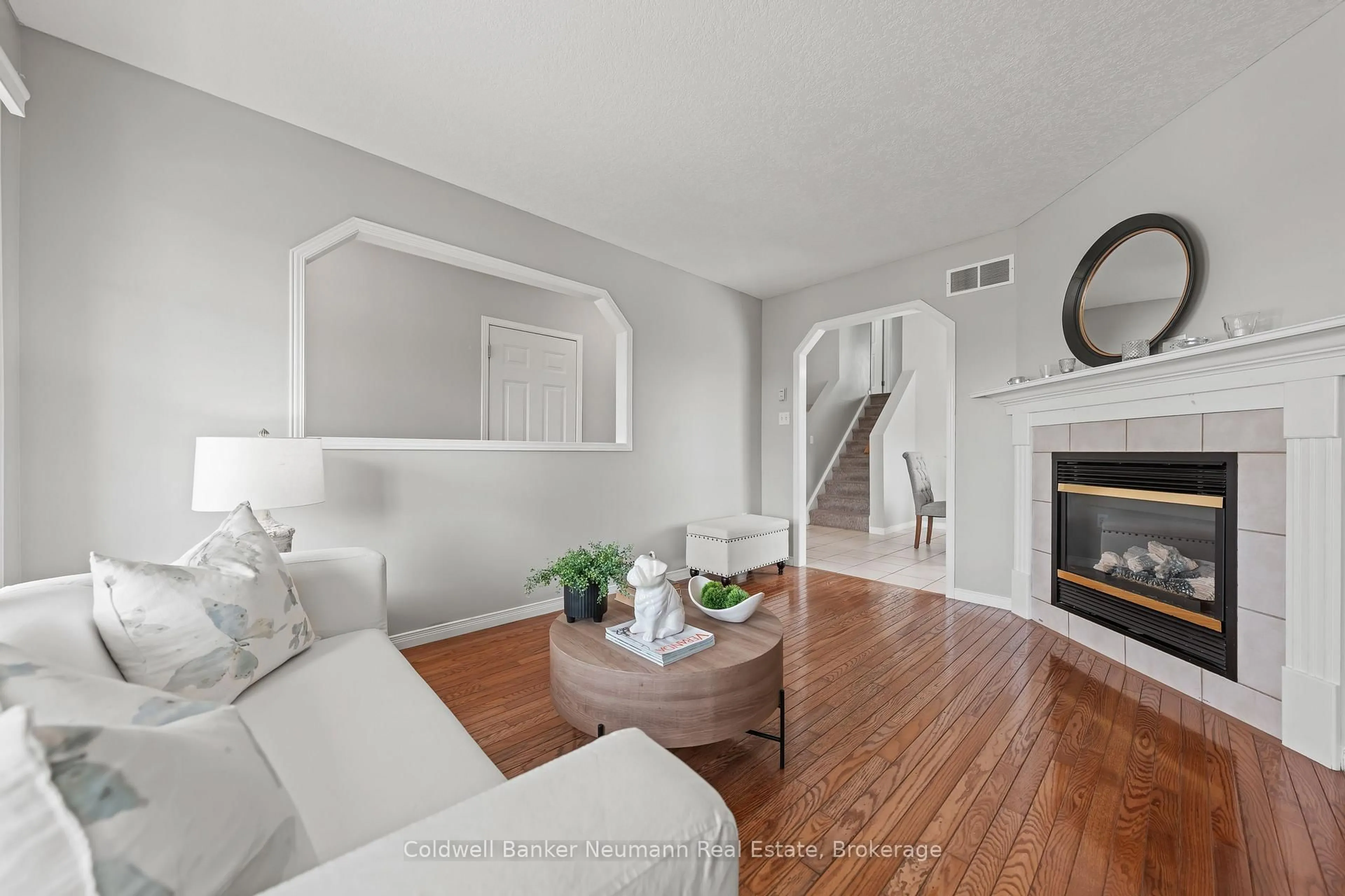 Living room with furniture, unknown for 28 Bronwyn Pl, Guelph Ontario N1K 1X1