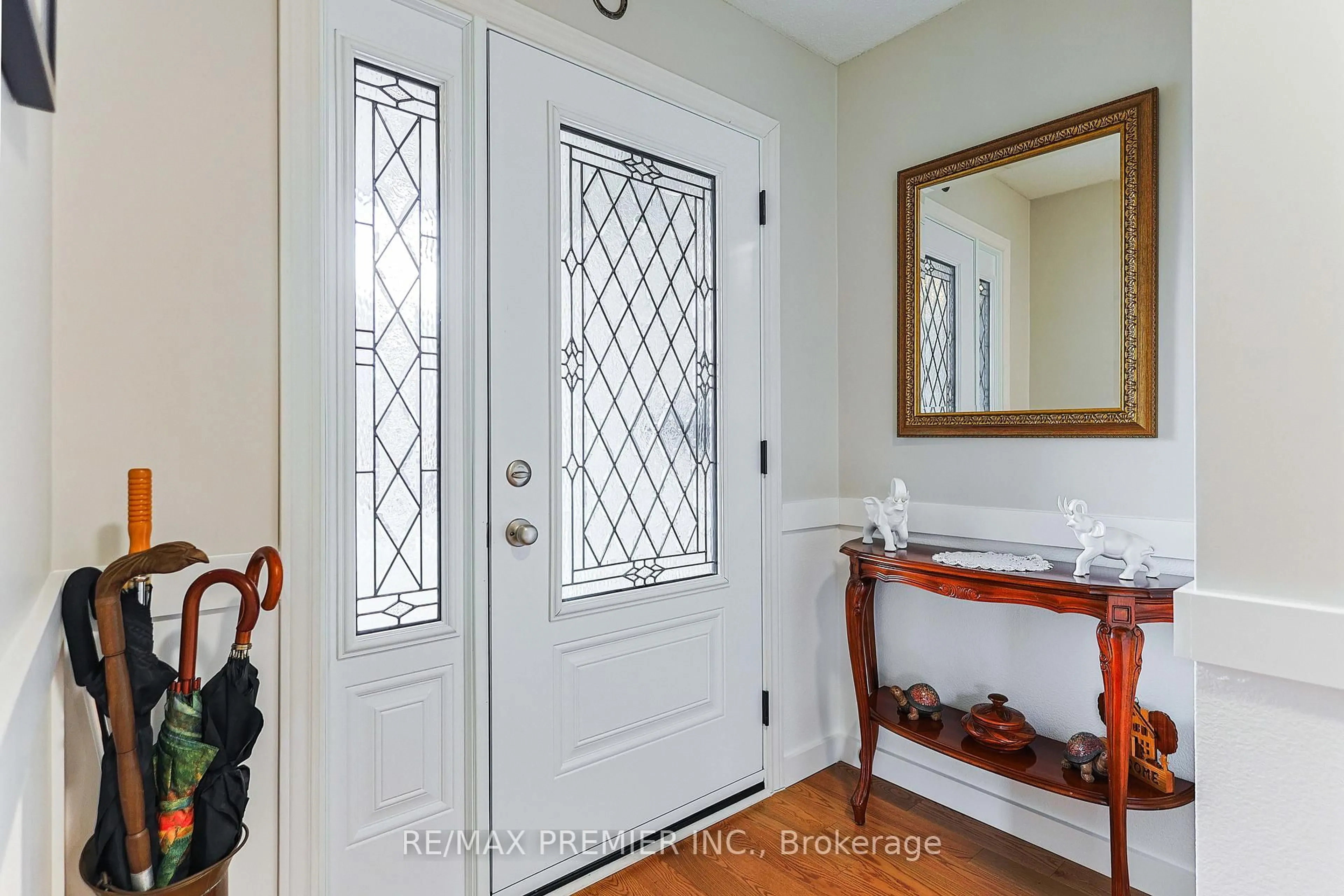 Indoor entryway for 2 Macmillan St, Haldimand Ontario N3W 1A1