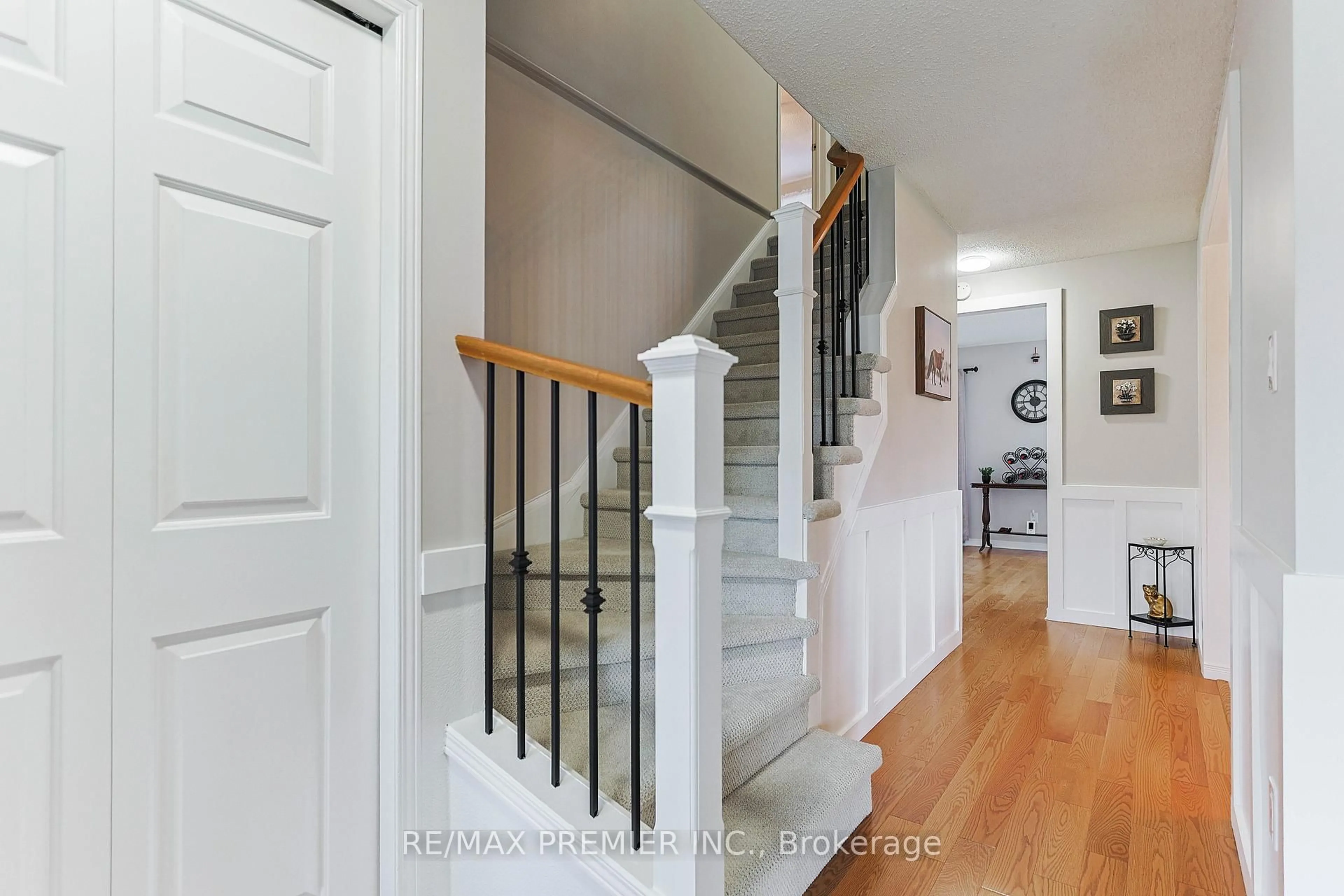 Indoor entryway for 2 Macmillan St, Haldimand Ontario N3W 1A1