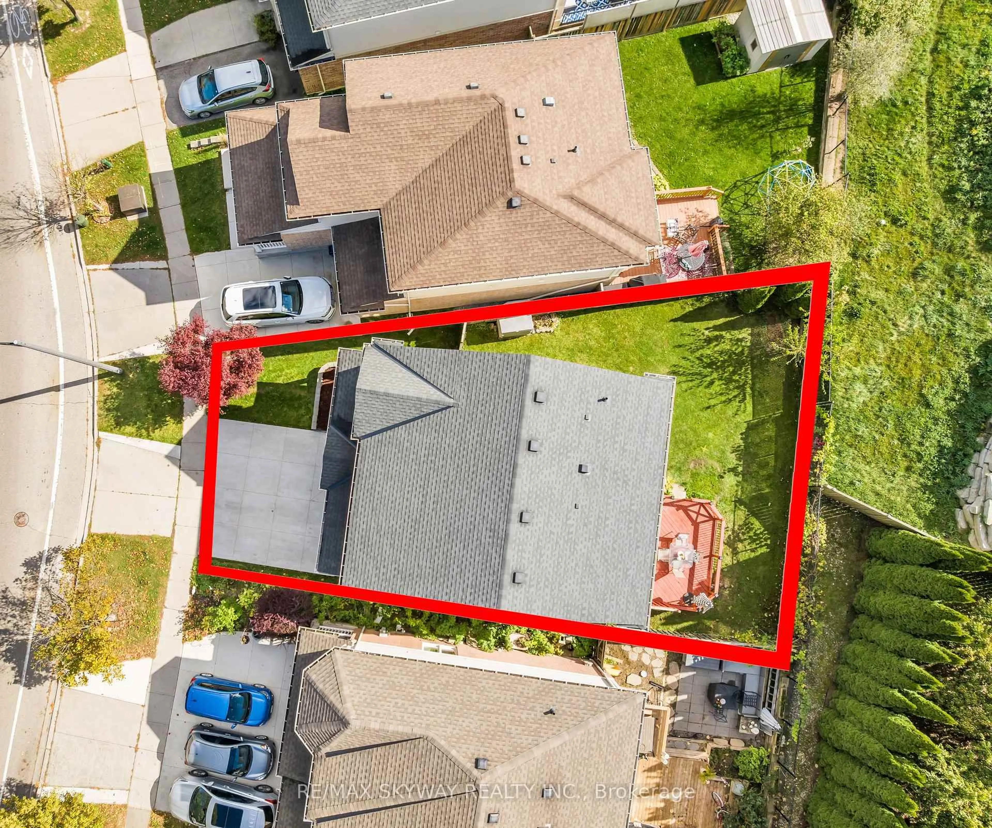 A pic from outside/outdoor area/front of a property/back of a property/a pic from drone, street for 19 Coulthard Blvd, Cambridge Ontario N1T 2E7