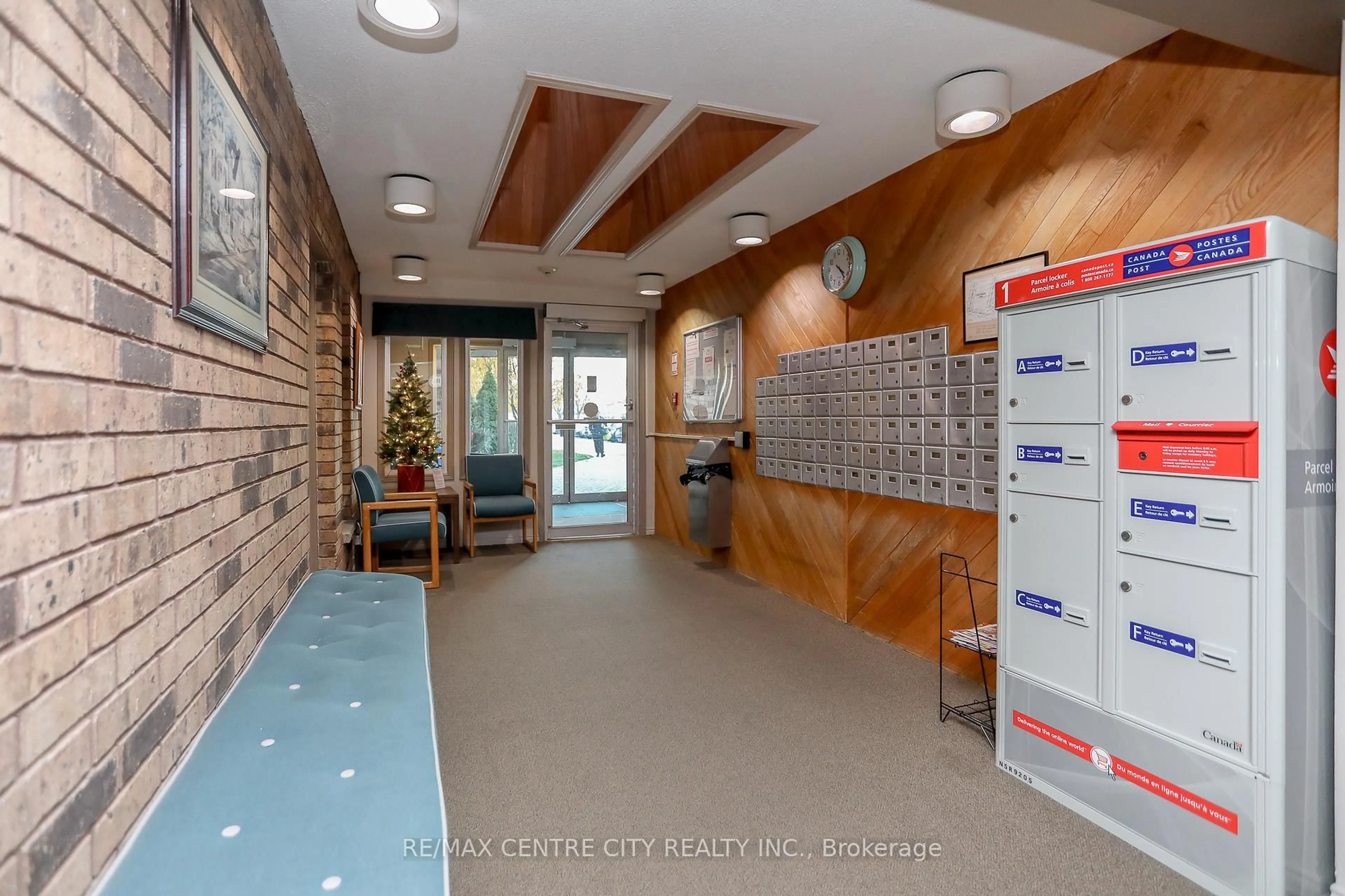 Indoor foyer for 440 Wellington St #311, St. Thomas Ontario N5R 5X5