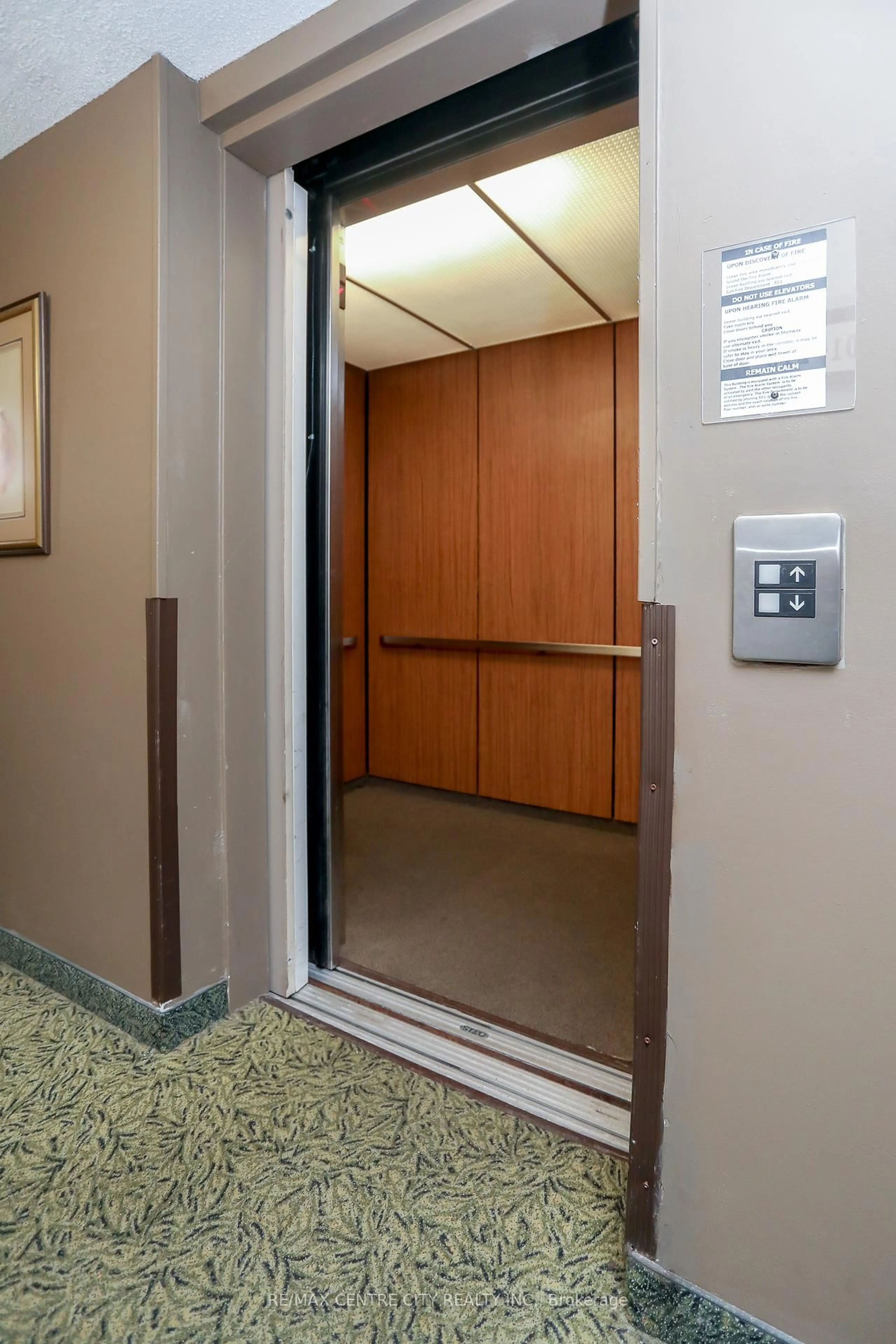 Indoor foyer for 440 Wellington St #311, St. Thomas Ontario N5R 5X5