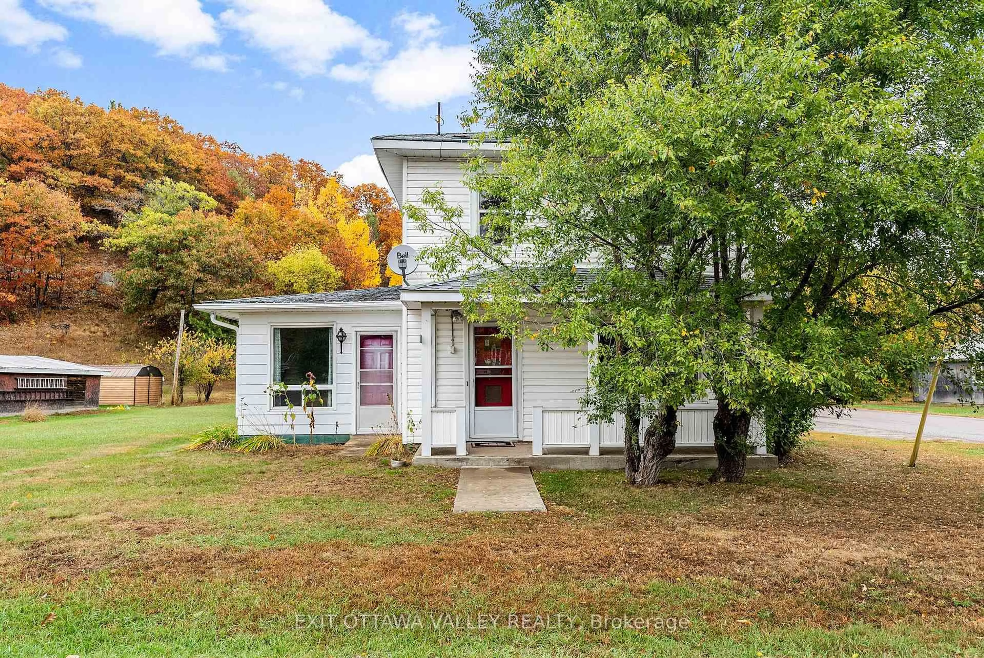 Home with vinyl exterior material, unknown for 48 Needham St, Barry's Bay Ontario K0J 1B0