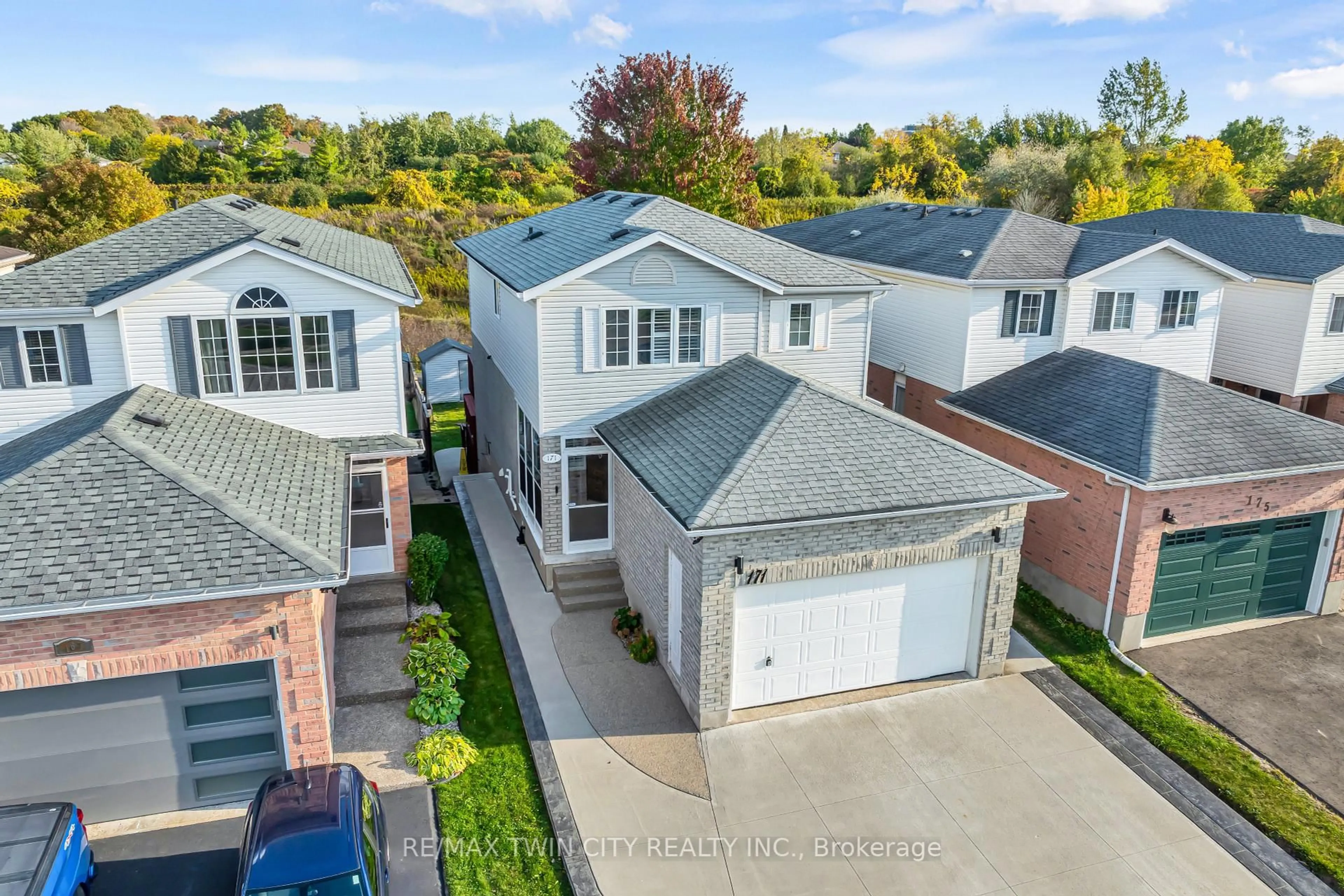 A pic from outside/outdoor area/front of a property/back of a property/a pic from drone, street for 171 Resurrection Dr, Kitchener Ontario N2N 3H1