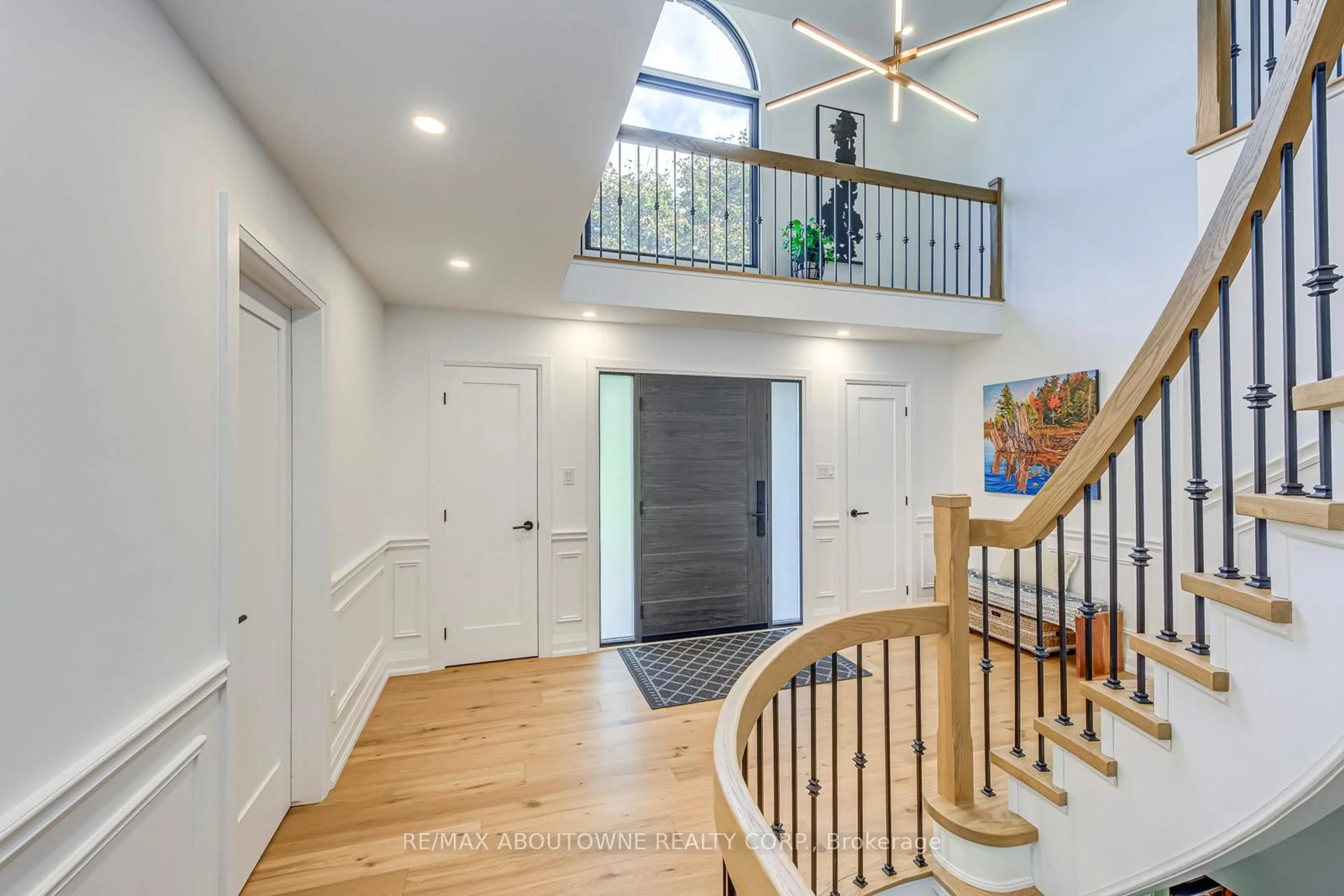 Indoor entryway for 54 Deerview Ave, Hamilton Ontario L9G 4R8