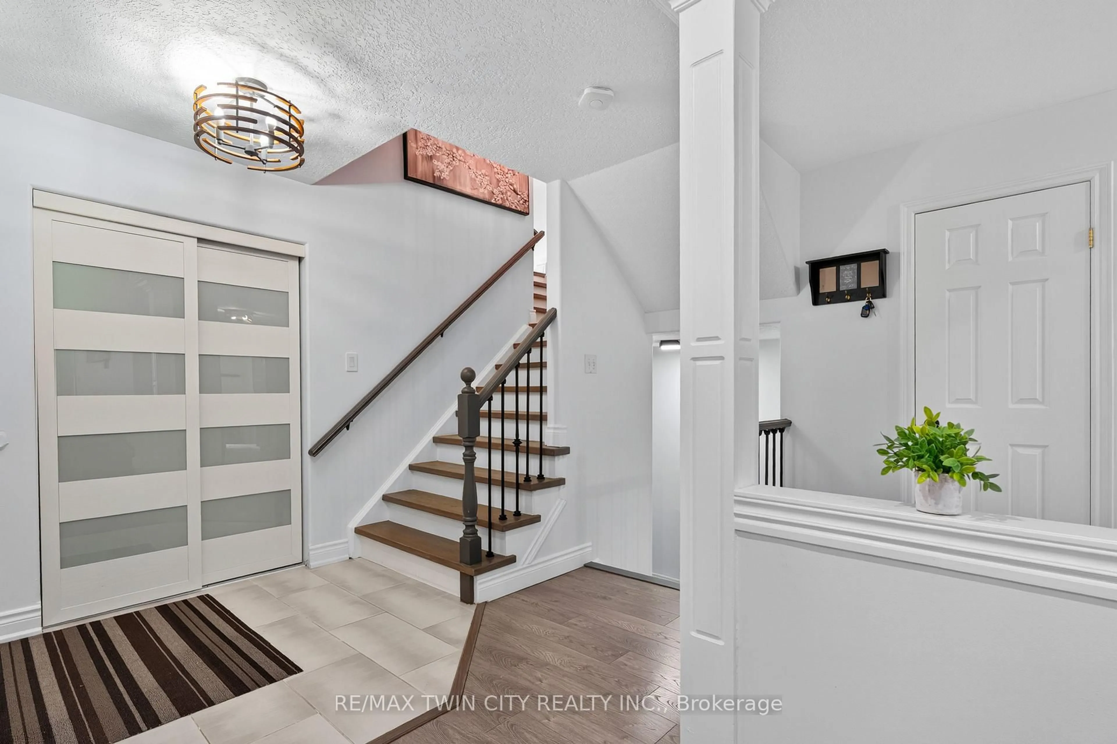 Indoor entryway for 19 Marl Meadow Dr, Kitchener Ontario N2R 1L1