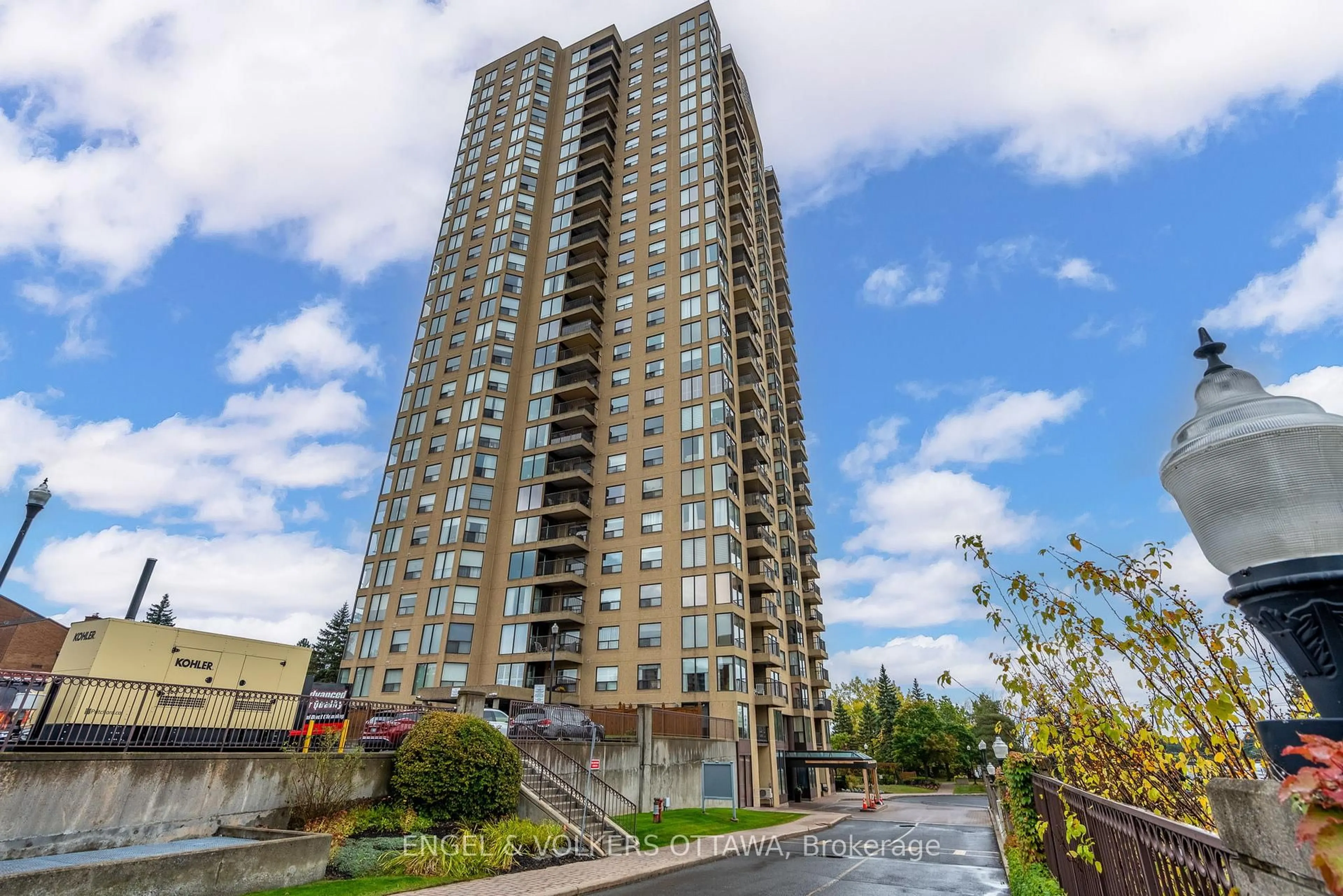 A pic from outside/outdoor area/front of a property/back of a property/a pic from drone, building for 545 St Laurent Blvd #1604, Ottawa Ontario K1K 4H9