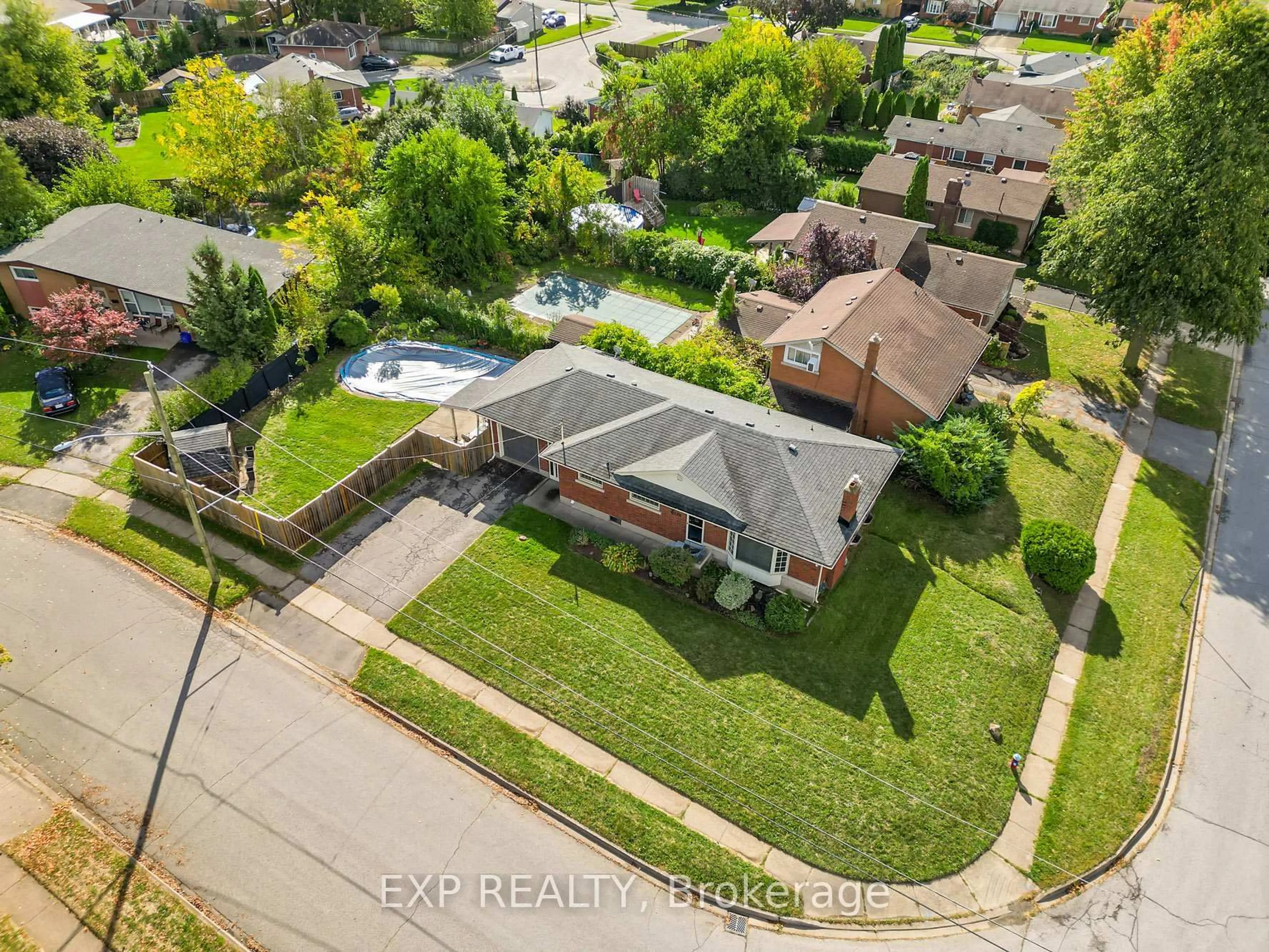A pic from outside/outdoor area/front of a property/back of a property/a pic from drone, street for 6570 Sherwood Rd, Niagara Falls Ontario L2E 5M4