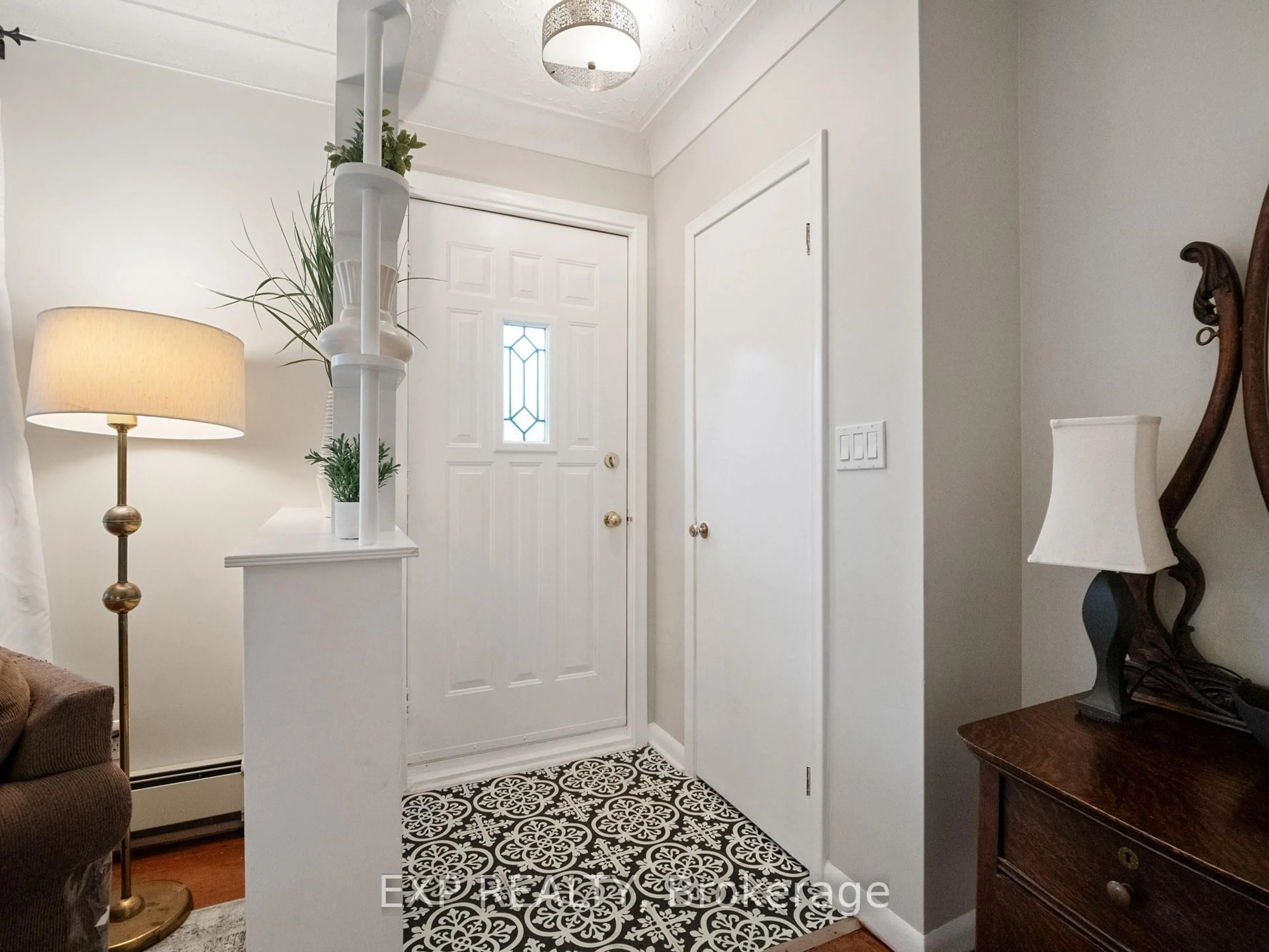 Indoor entryway for 6570 Sherwood Rd, Niagara Falls Ontario L2E 5M4