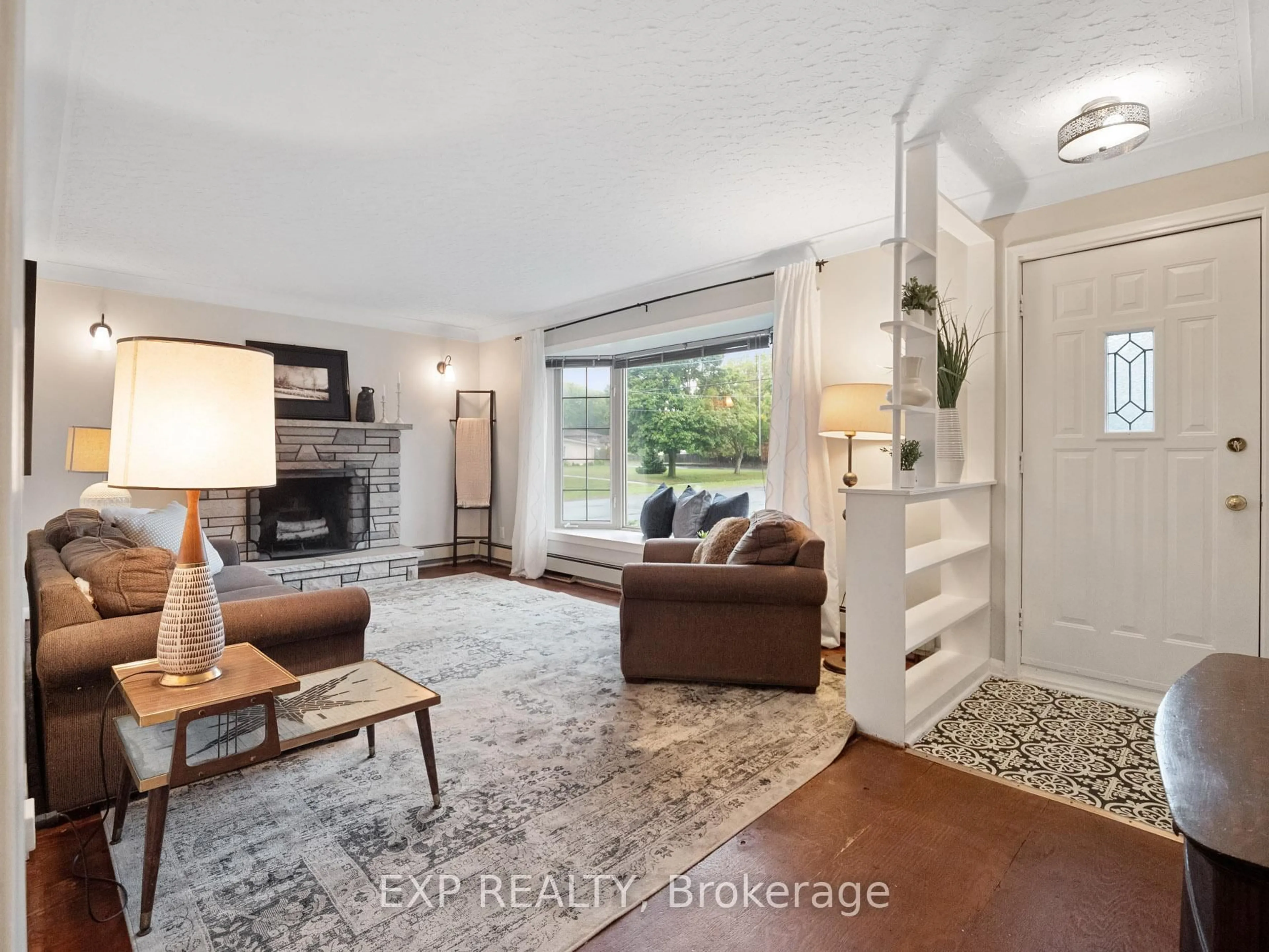 Living room with furniture, unknown for 6570 Sherwood Rd, Niagara Falls Ontario L2E 5M4