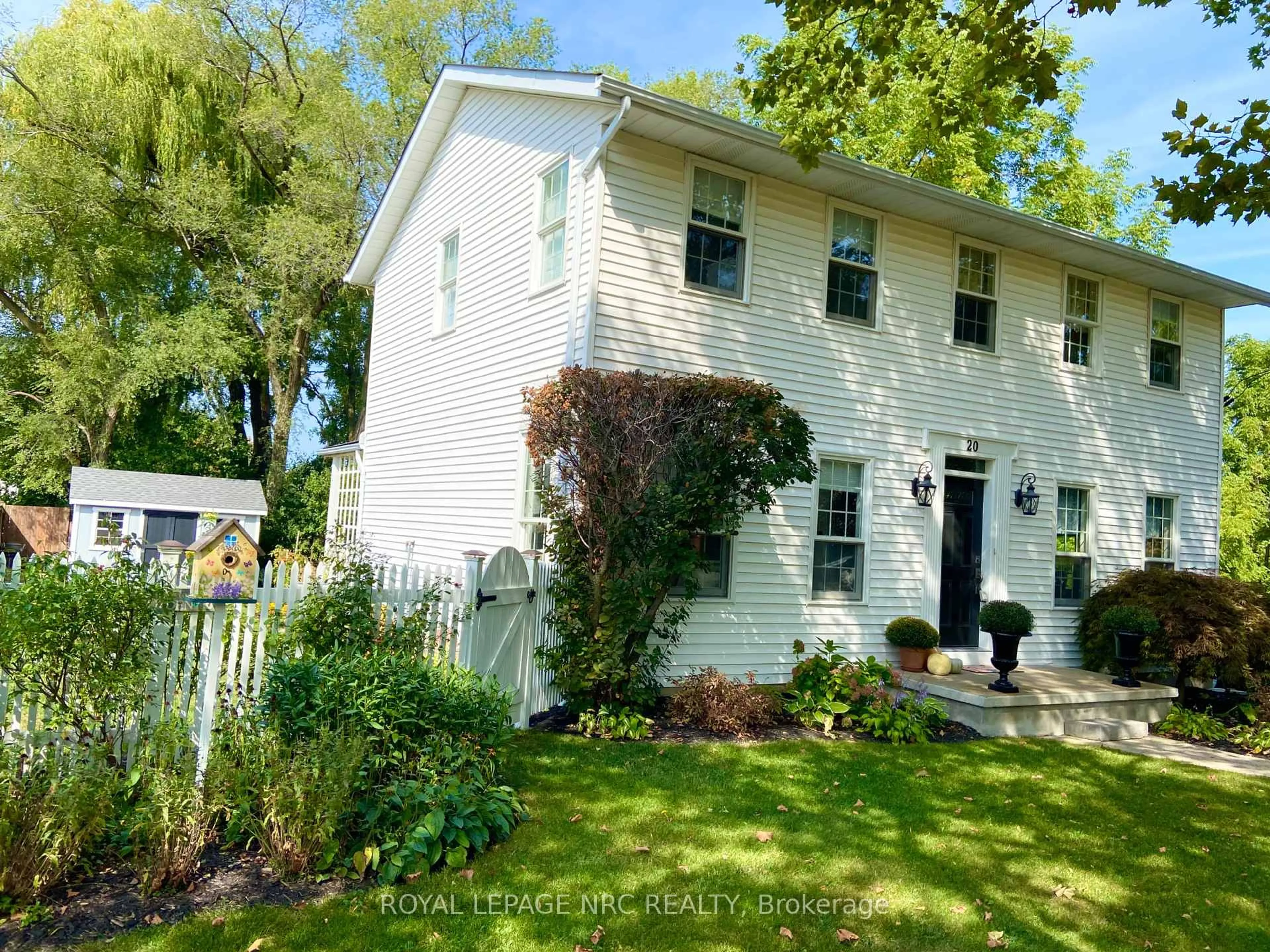 Home with vinyl exterior material, street for 20 Dumfries St, Niagara-on-the-Lake Ontario L0S 1J0