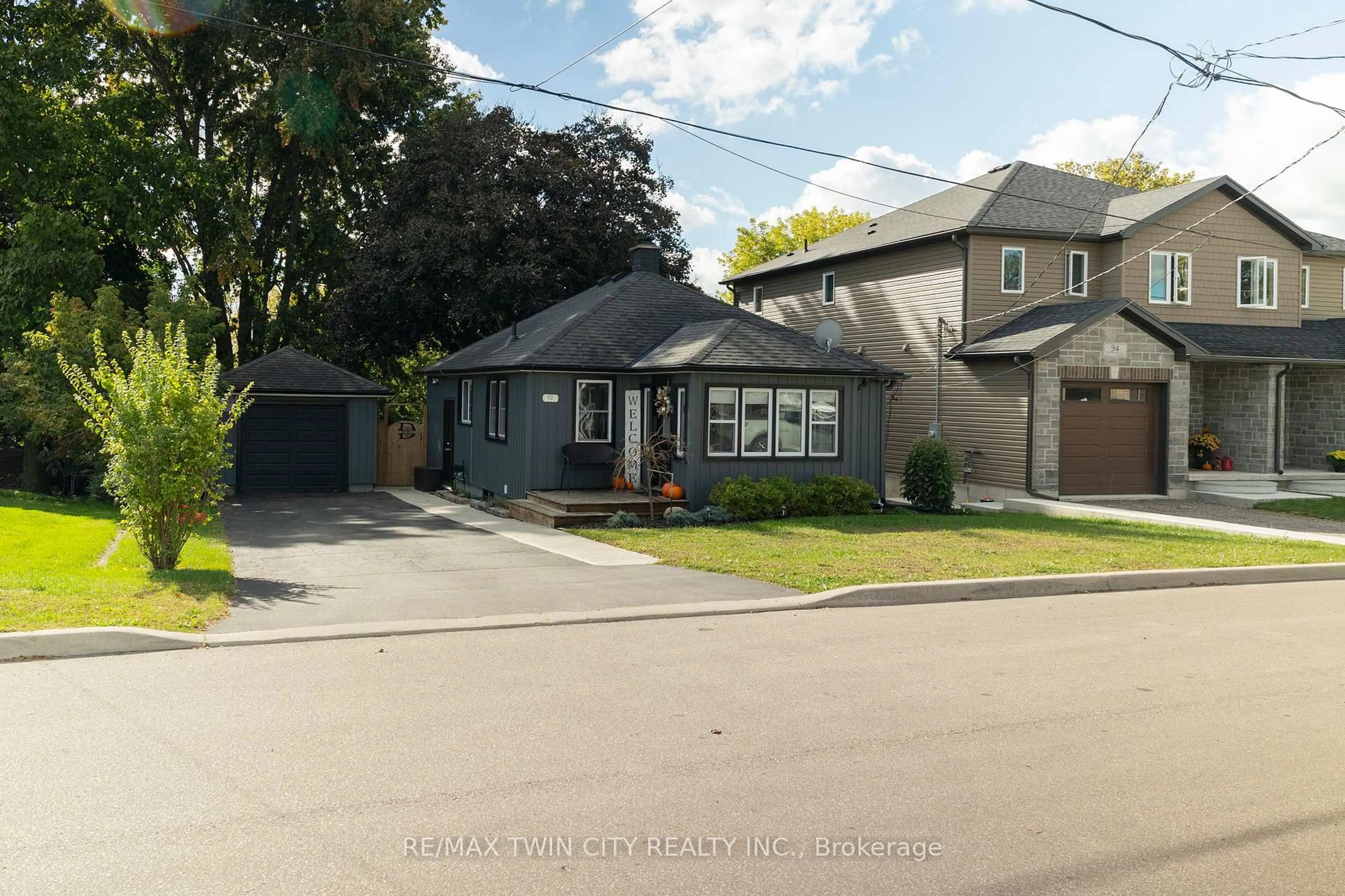 A pic from outside/outdoor area/front of a property/back of a property/a pic from drone, street for 92 SOVEREIGN St, Norfolk Ontario N0E 1Y0