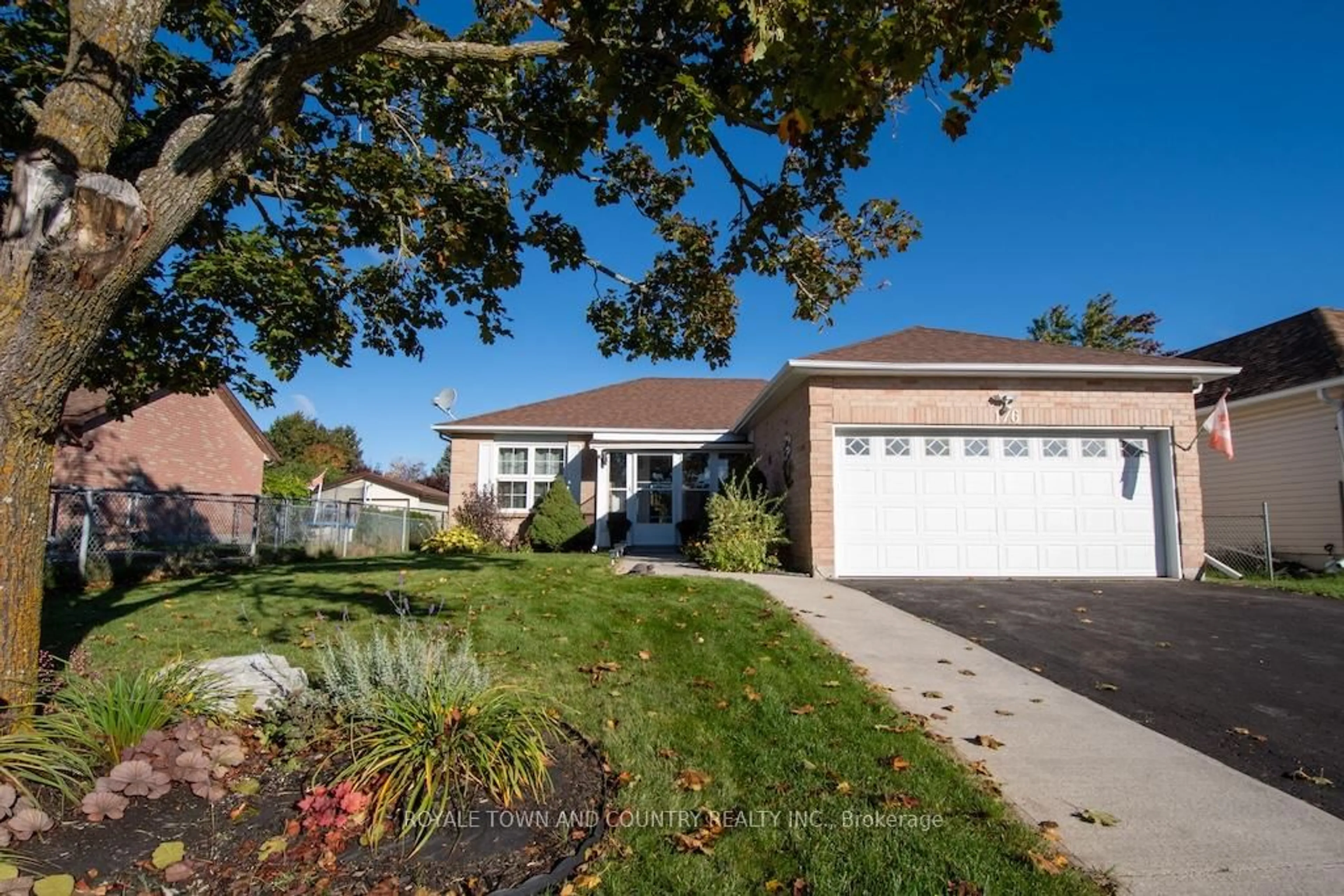 Home with vinyl exterior material, street for 176 Elgin St, Kawartha Lakes Ontario K9V 6B3