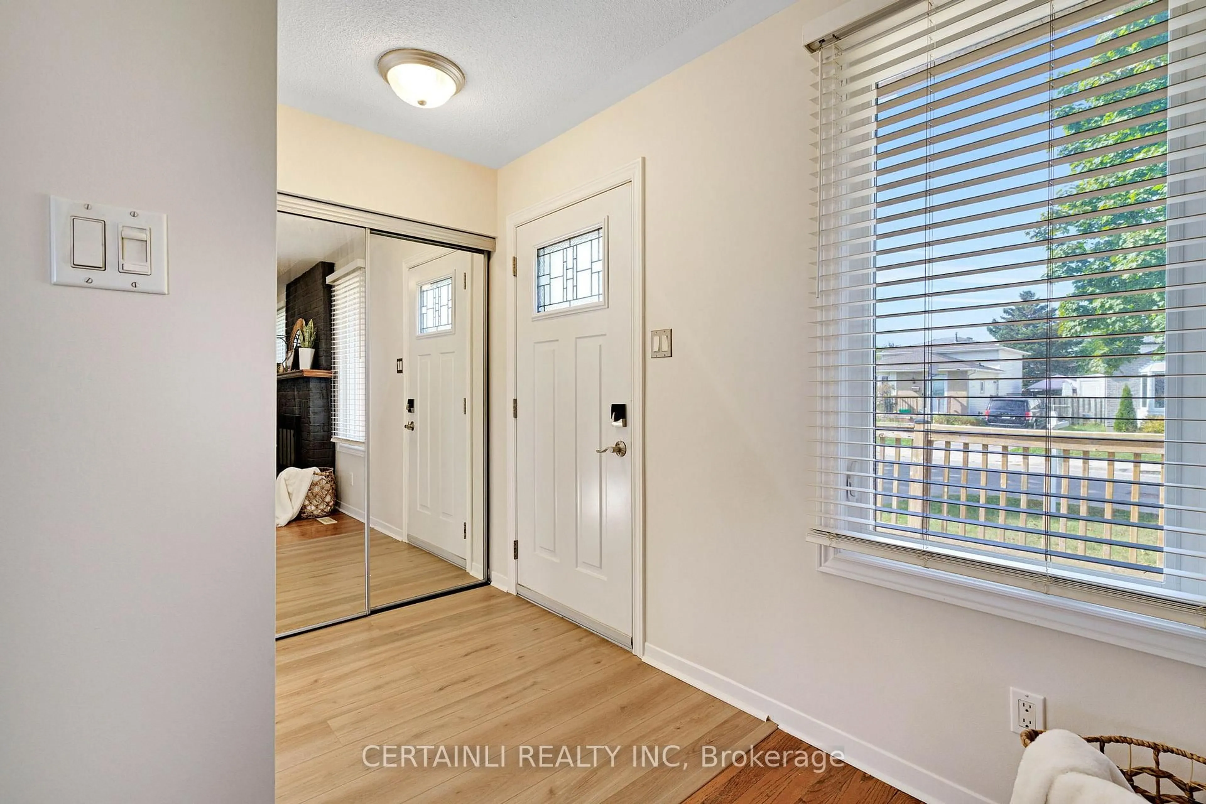 Indoor entryway for 108 Sundridge Cres, London South Ontario N5Z 4R7