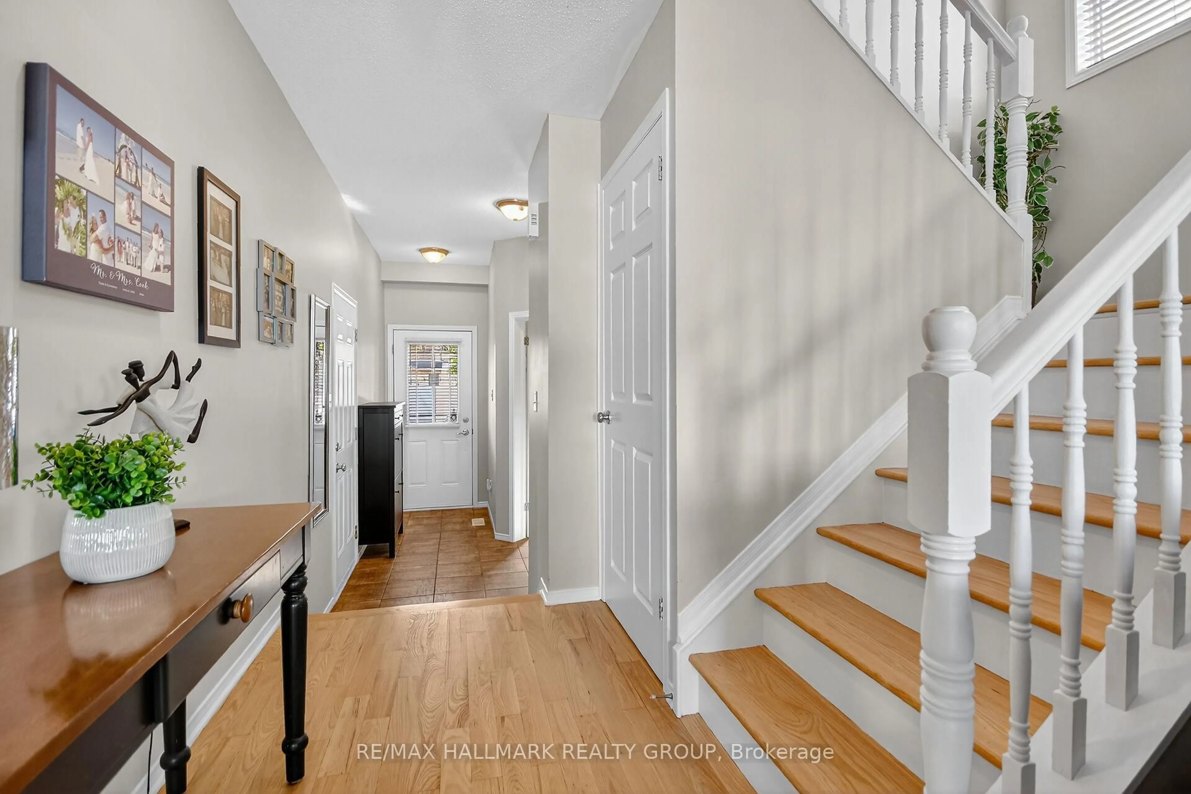 Indoor entryway for 131 Harbour View St, Ottawa Ontario K2G 6Z8