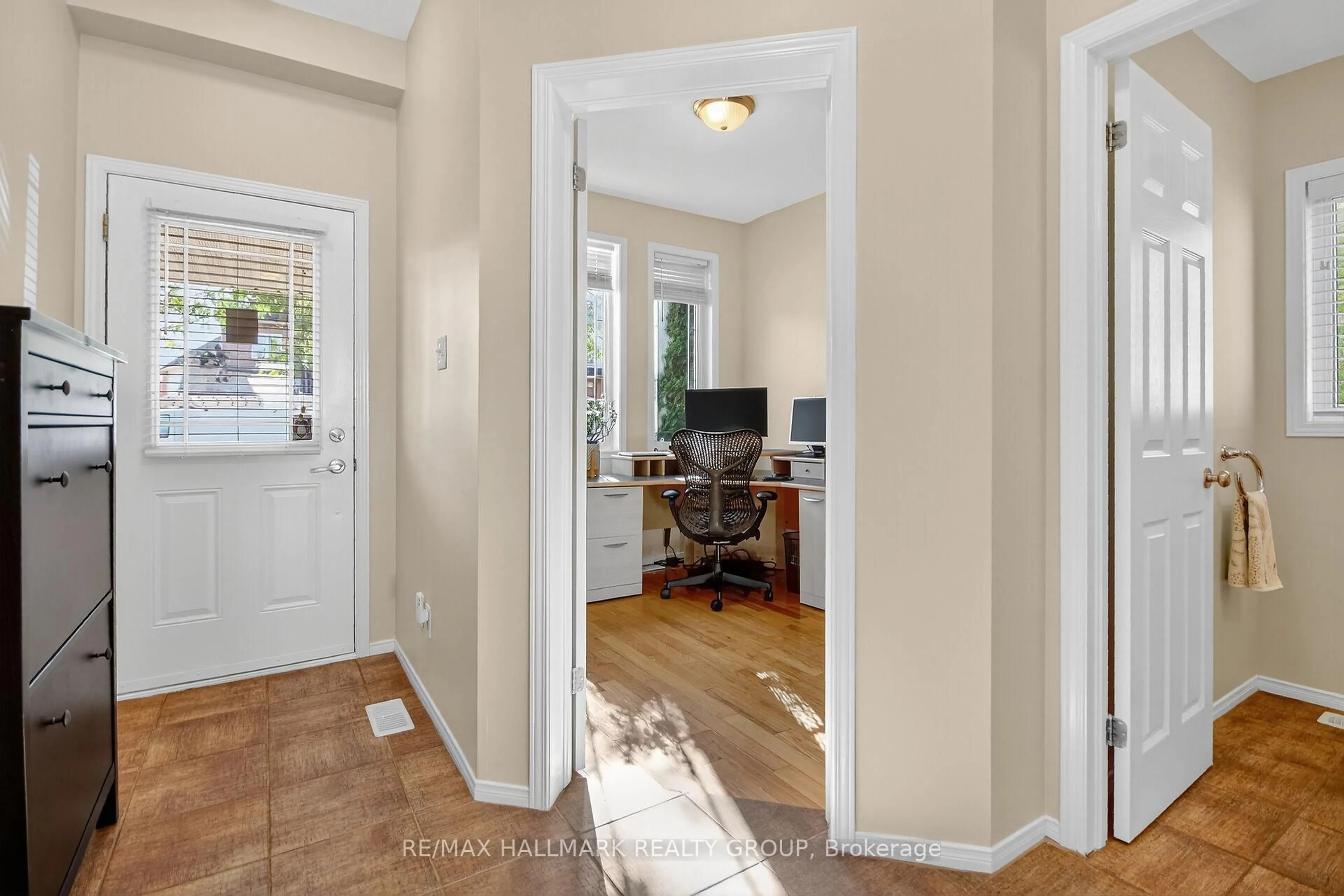 Indoor entryway for 131 Harbour View St, Ottawa Ontario K2G 6Z8