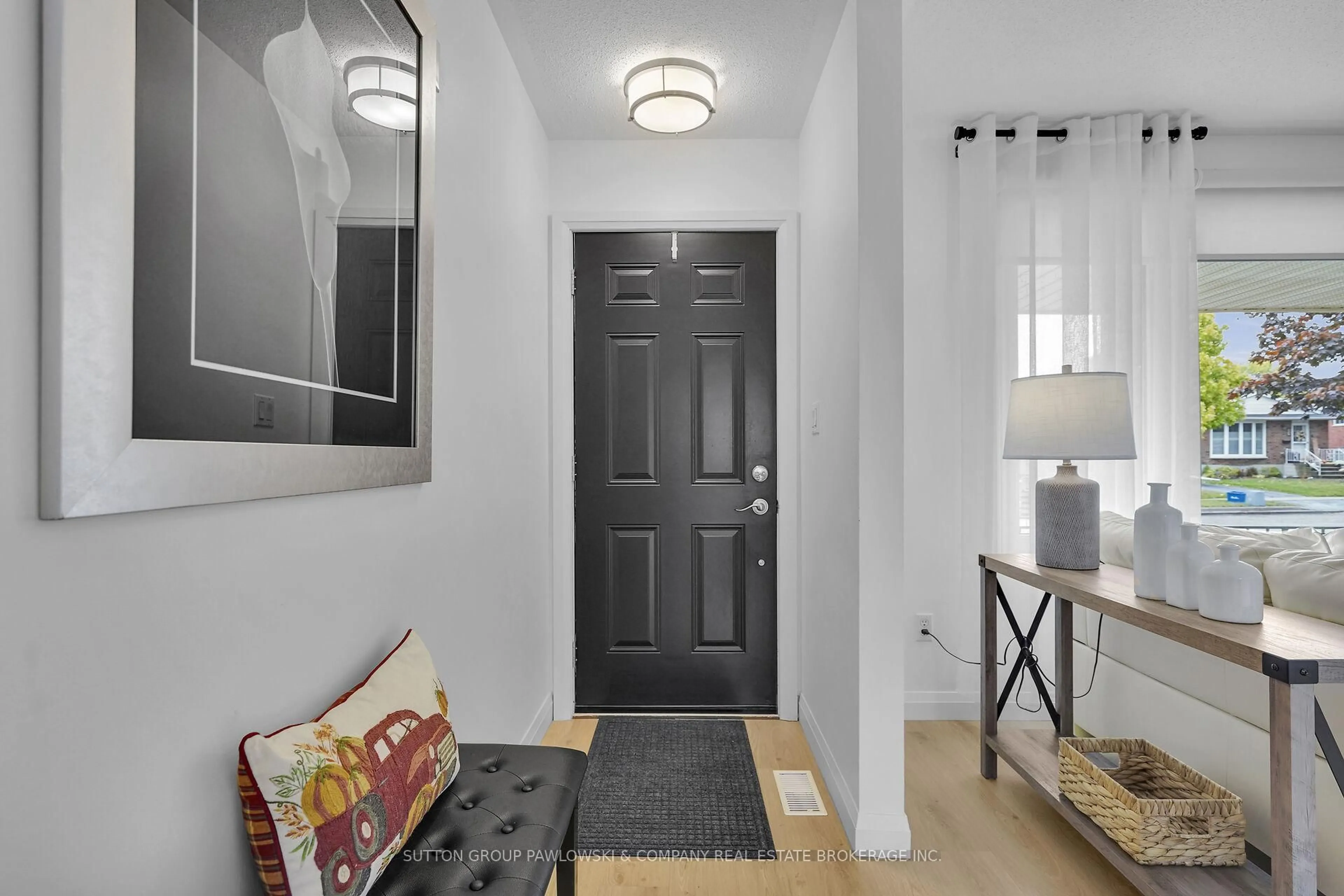 Indoor entryway for 30 Leger Ave, St. Thomas Ontario N5R 5M3