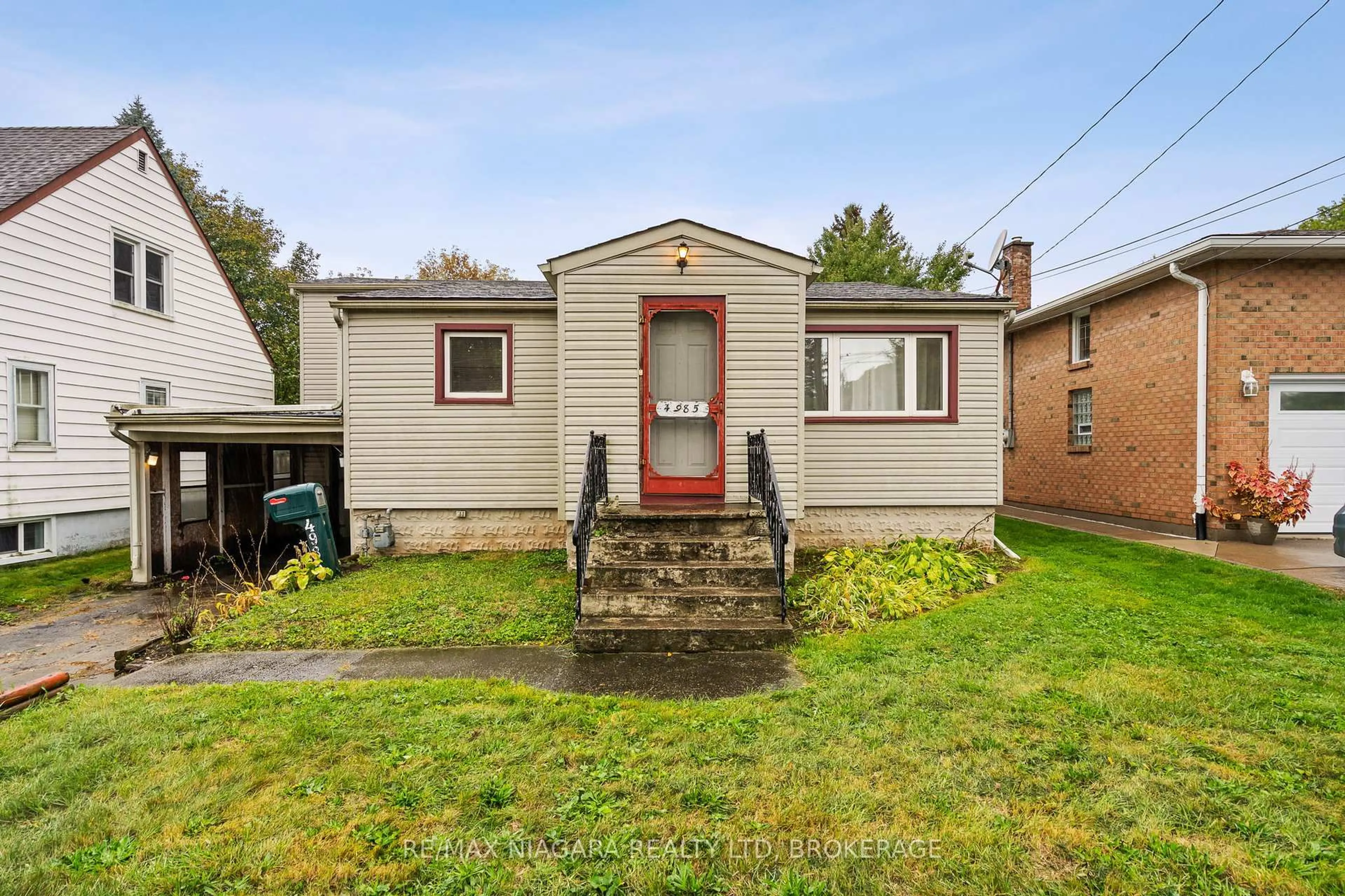Home with vinyl exterior material, street for 4985 Kingston Ave, Niagara Falls Ontario L2E 5B3