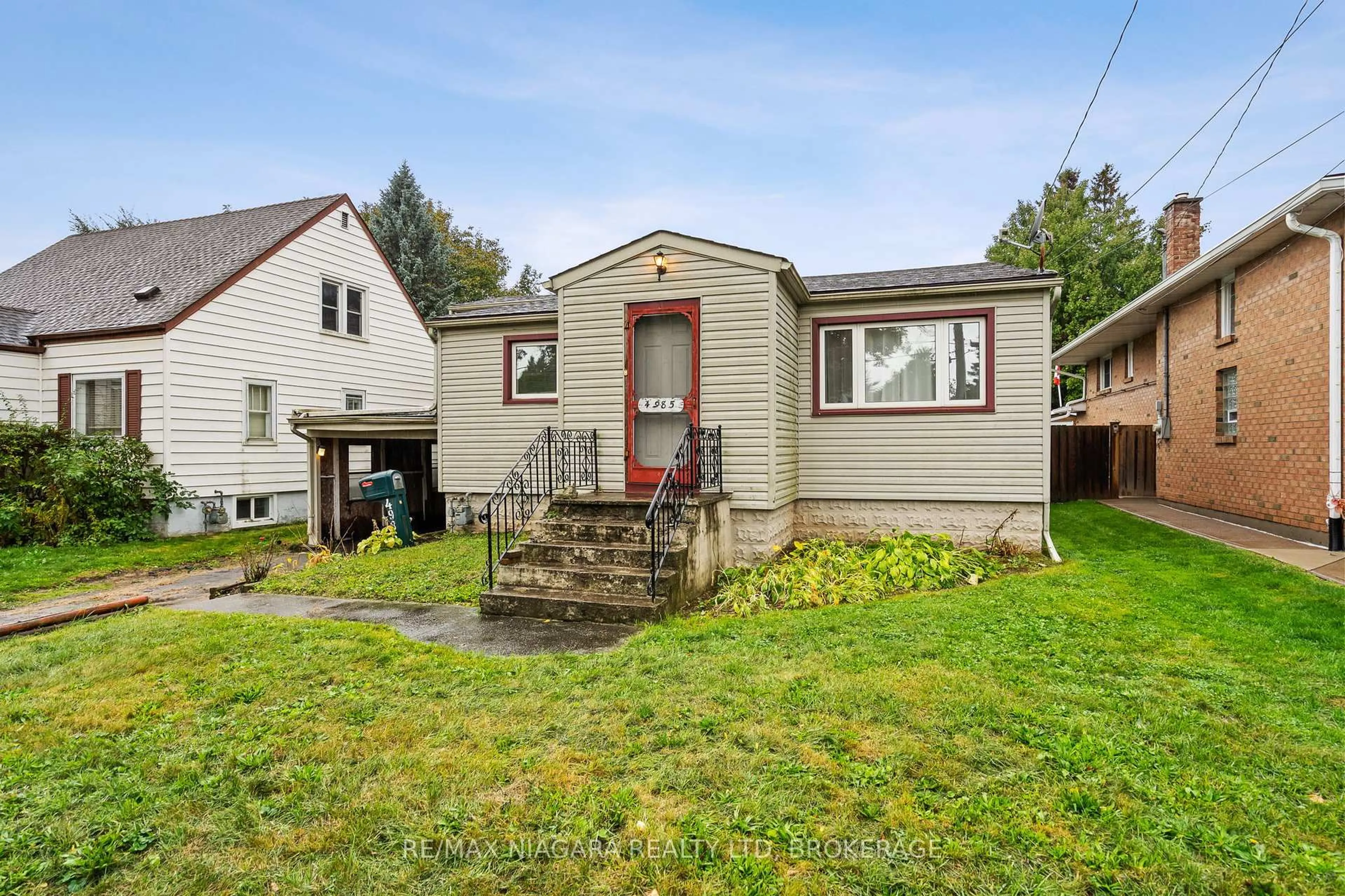 Home with vinyl exterior material, street for 4985 Kingston Ave, Niagara Falls Ontario L2E 5B3